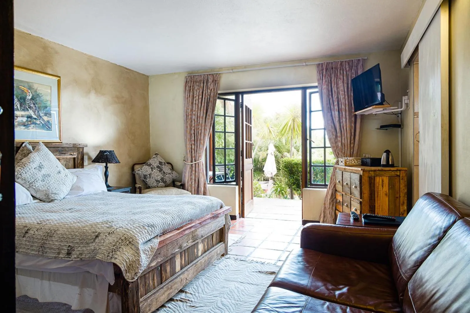 Communal lounge/ TV room in Wild Rose Country Lodge