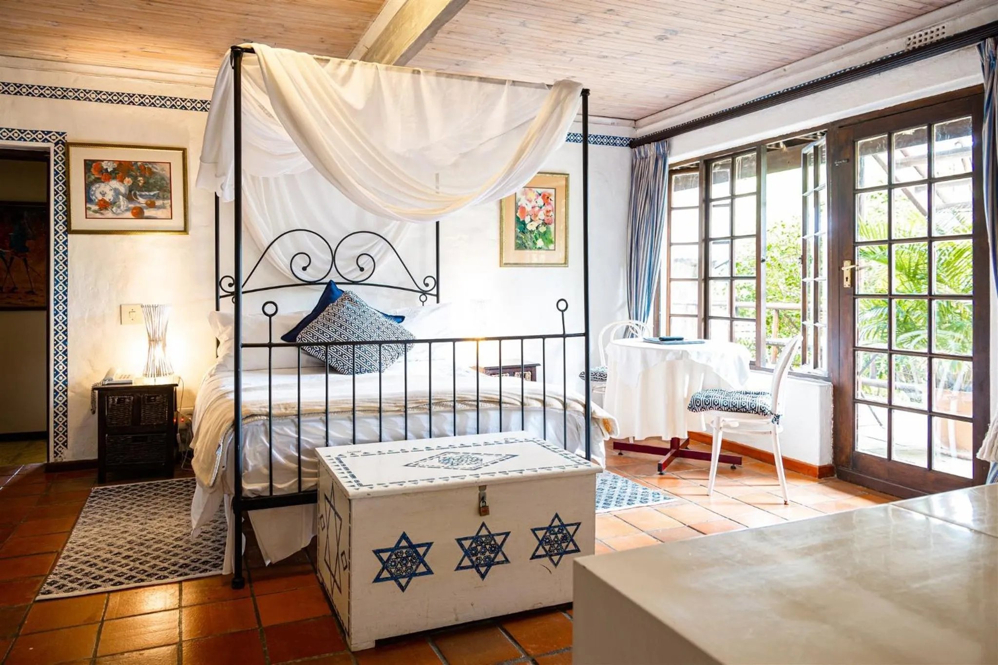 Bed in Wild Rose Country Lodge