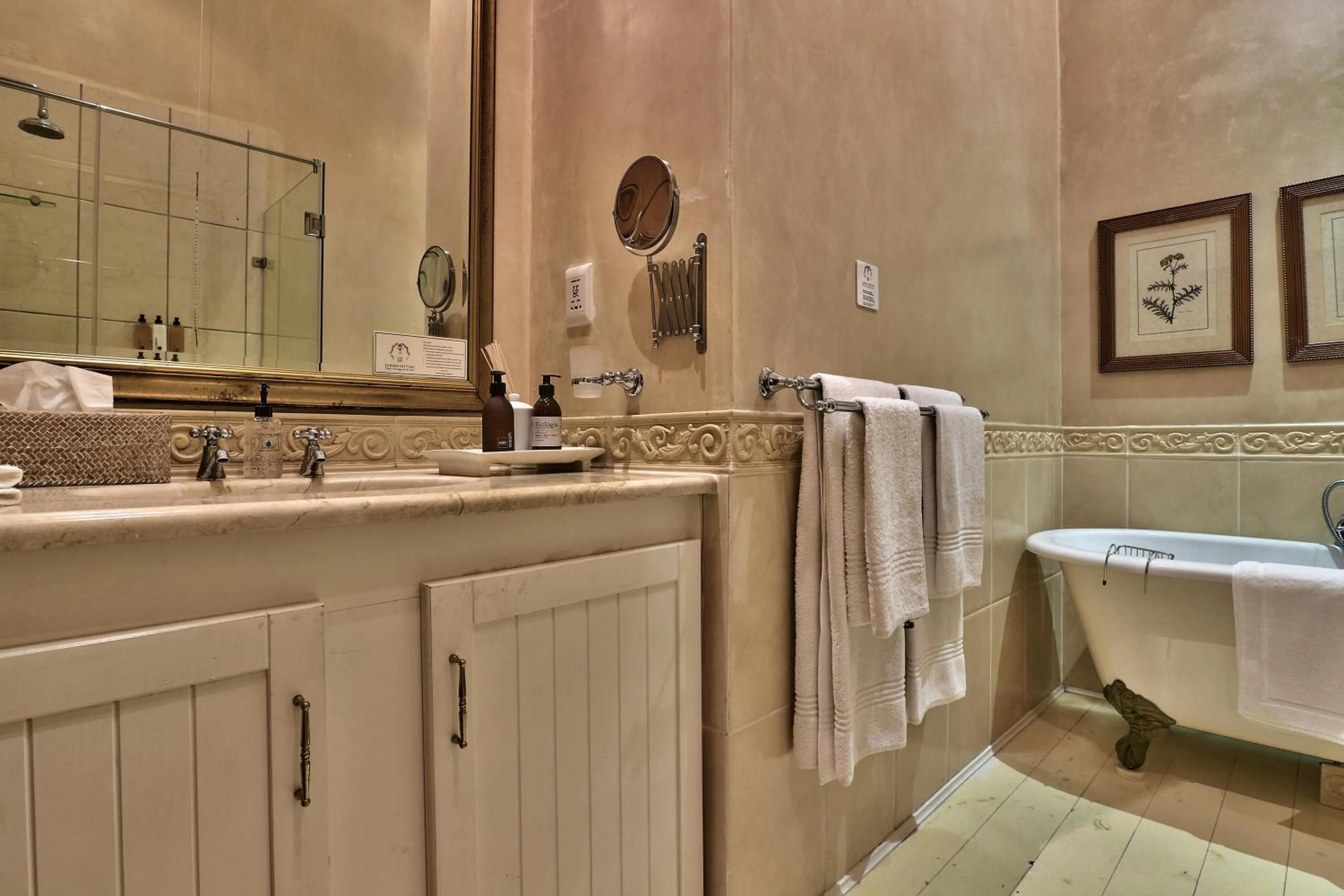 Shower in Parker Cottage Guesthouse