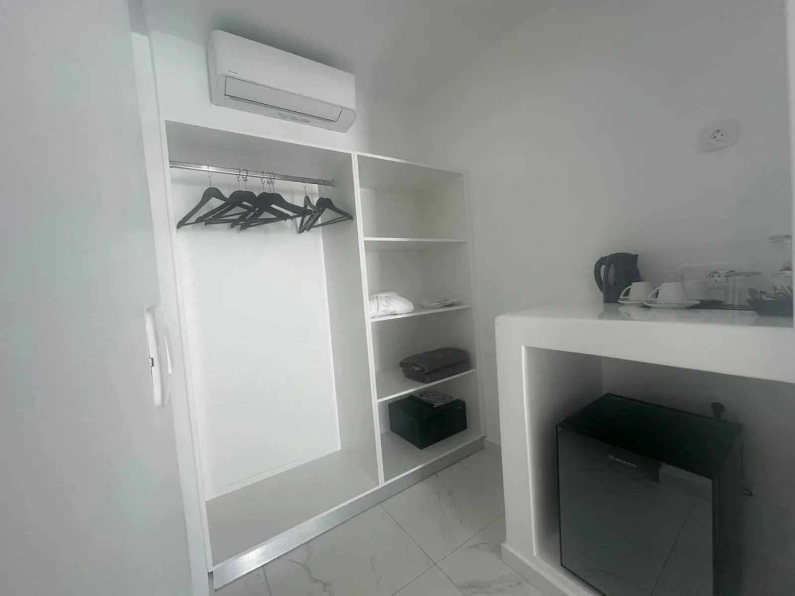 Kitchen or kitchenette in White Concept Caves