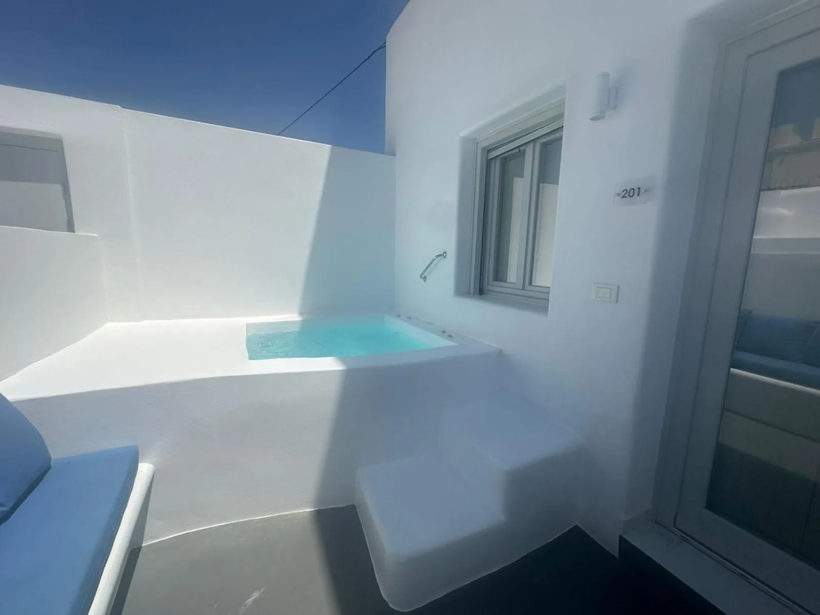 Bath in White Concept Caves