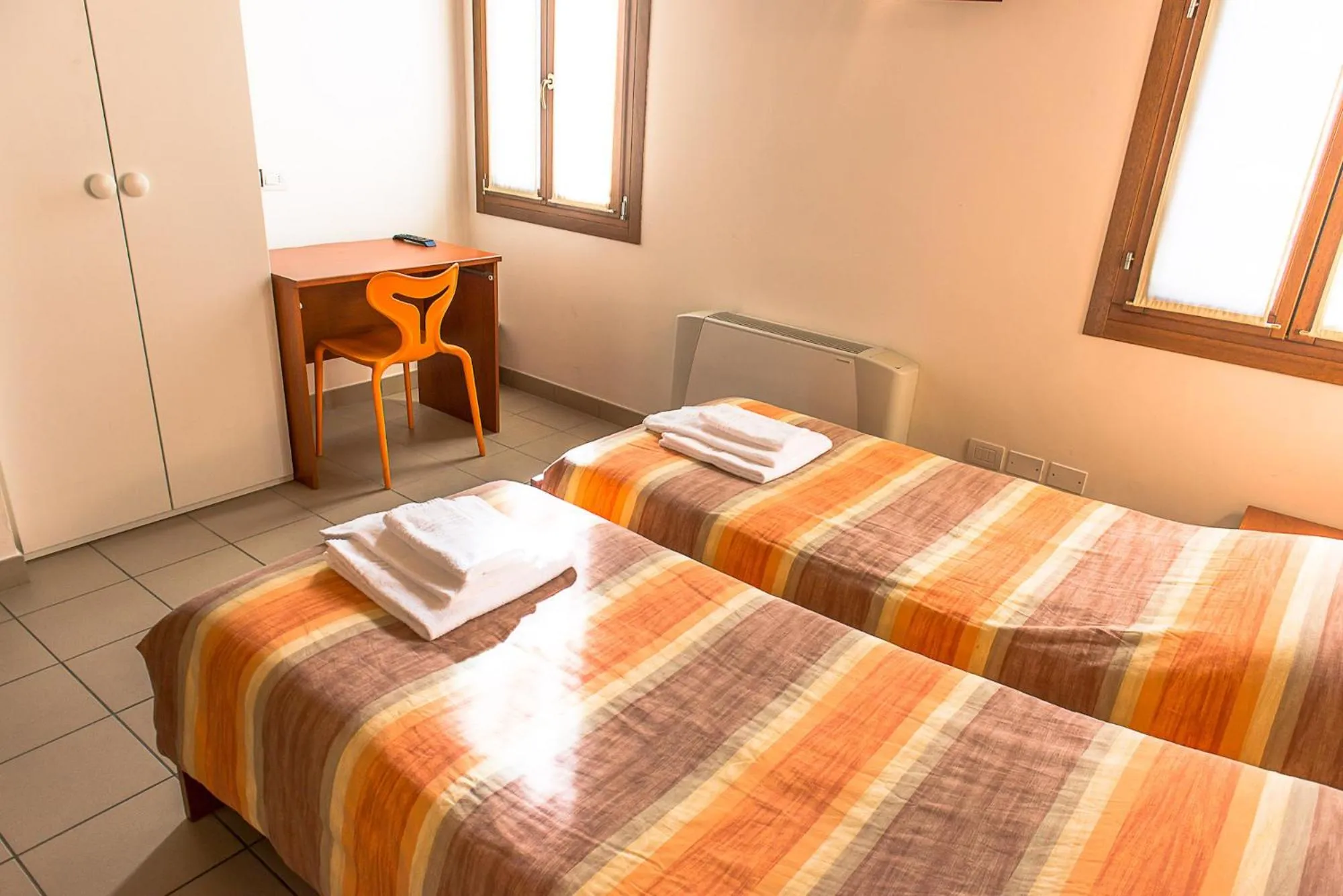 Photo of the whole room, Bed in Domus Clugiae