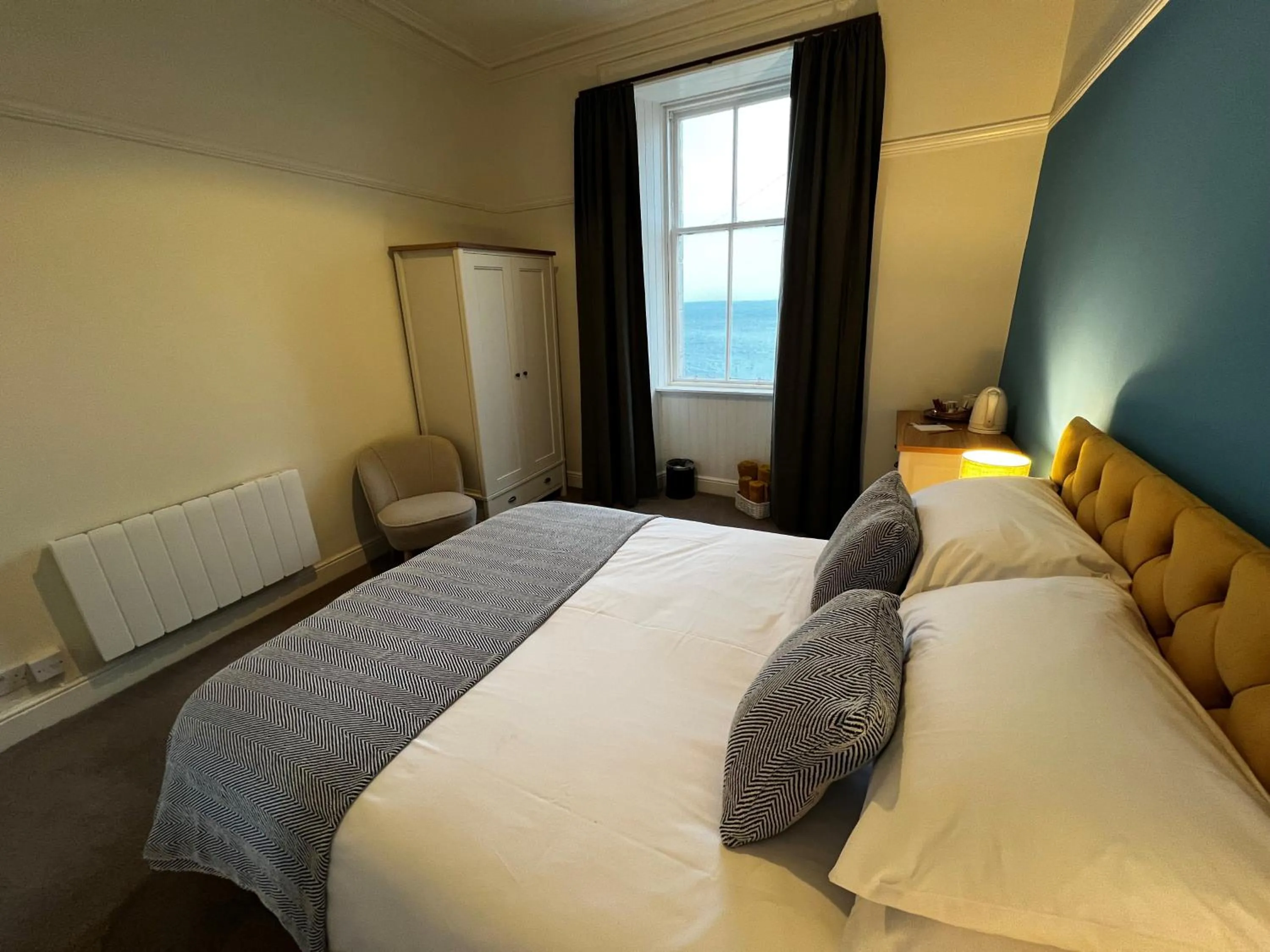 Bedroom, Bed in The Corrie Hotel