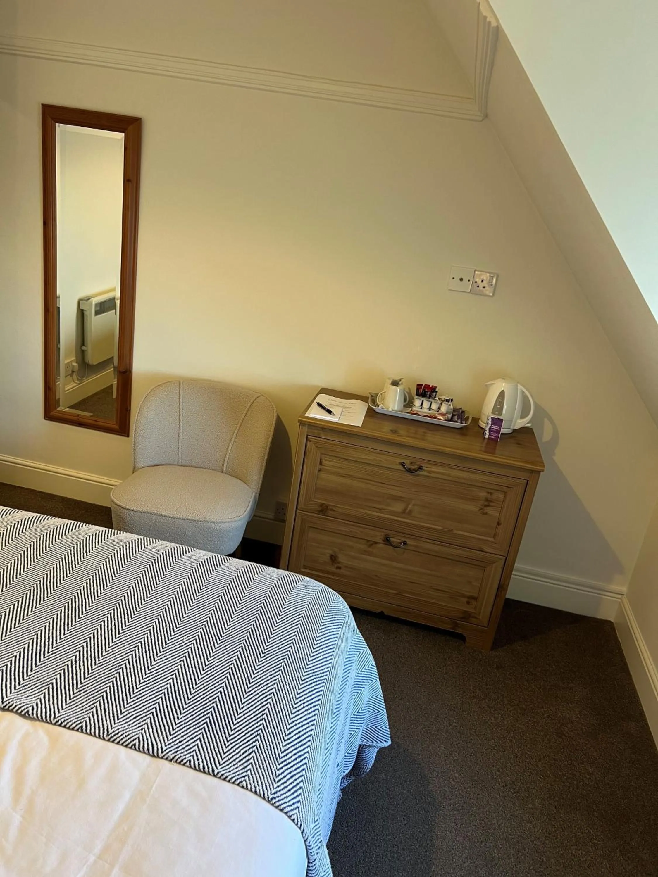 Bedroom, Bed in The Corrie Hotel