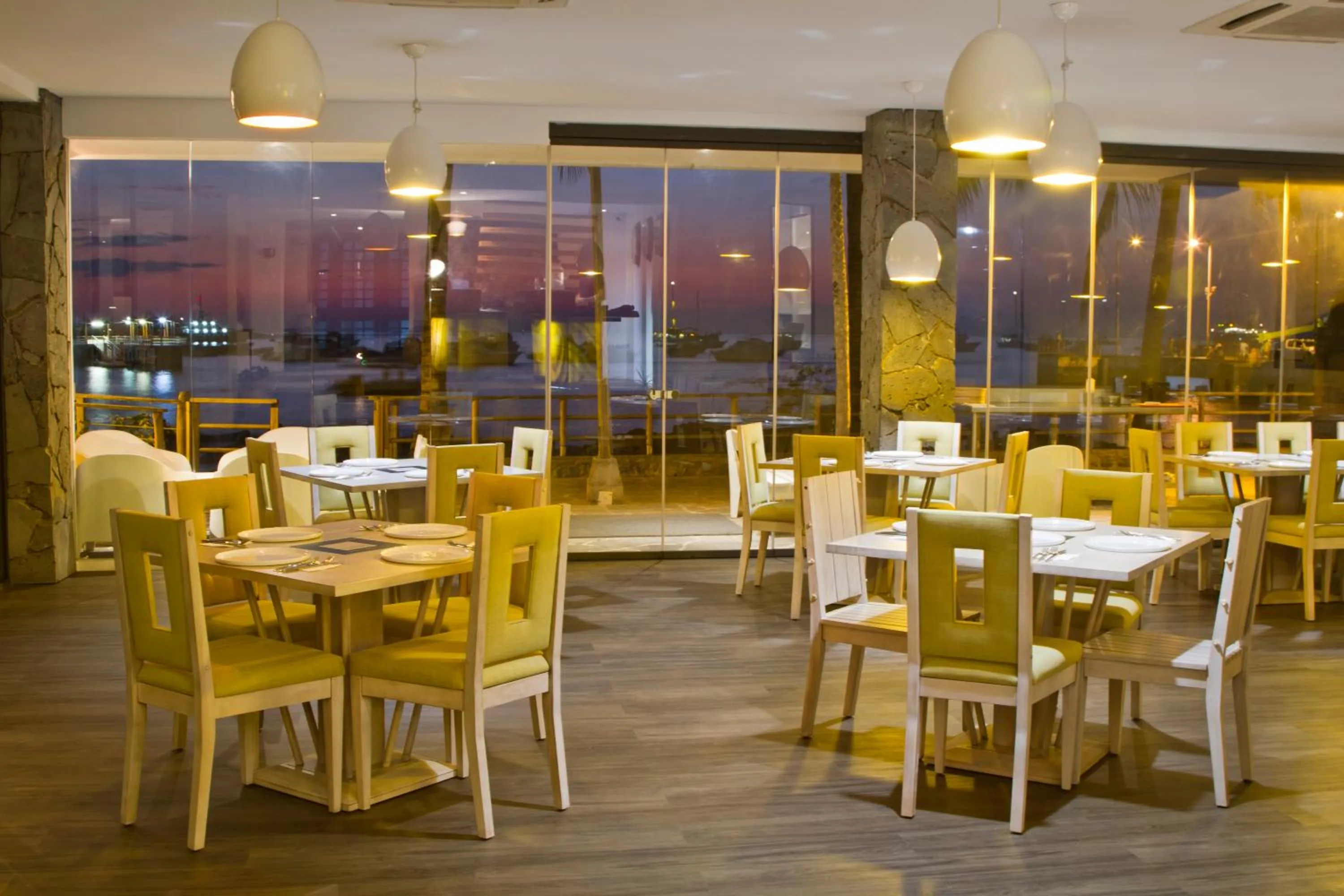 Restaurant/places to eat in Golden Bay Galapagos