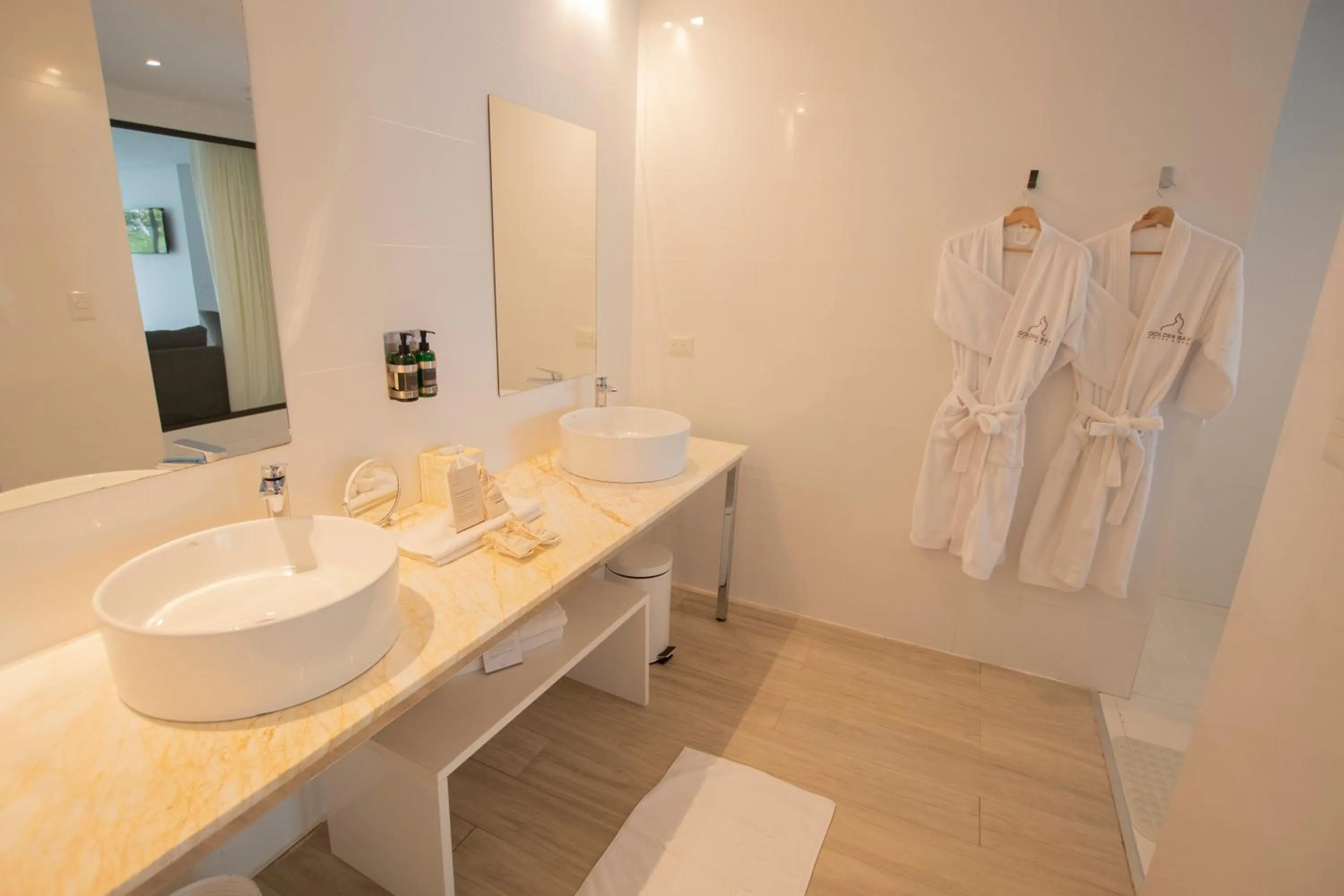 Bathroom in Golden Bay Galapagos