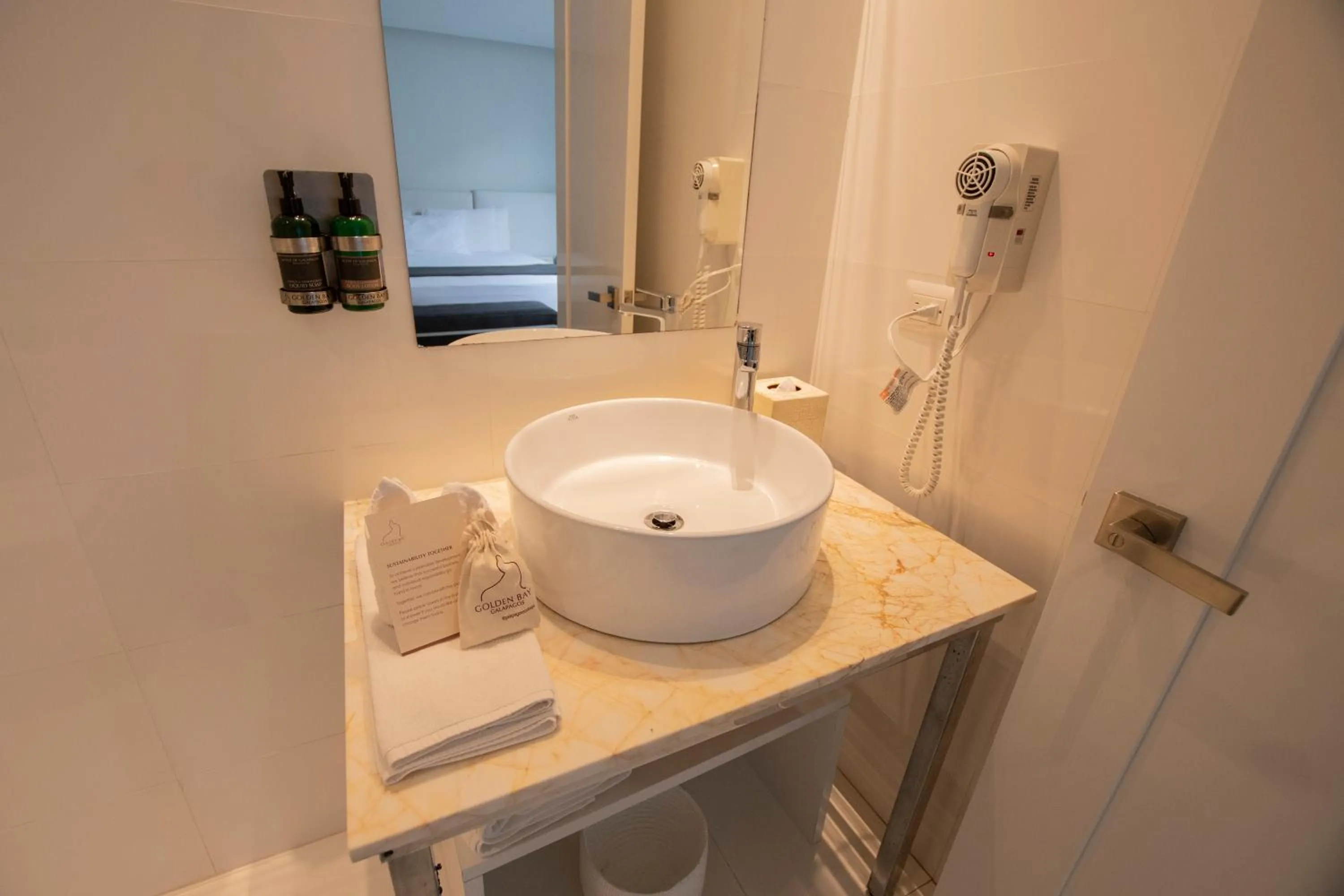 Bathroom in Golden Bay Galapagos