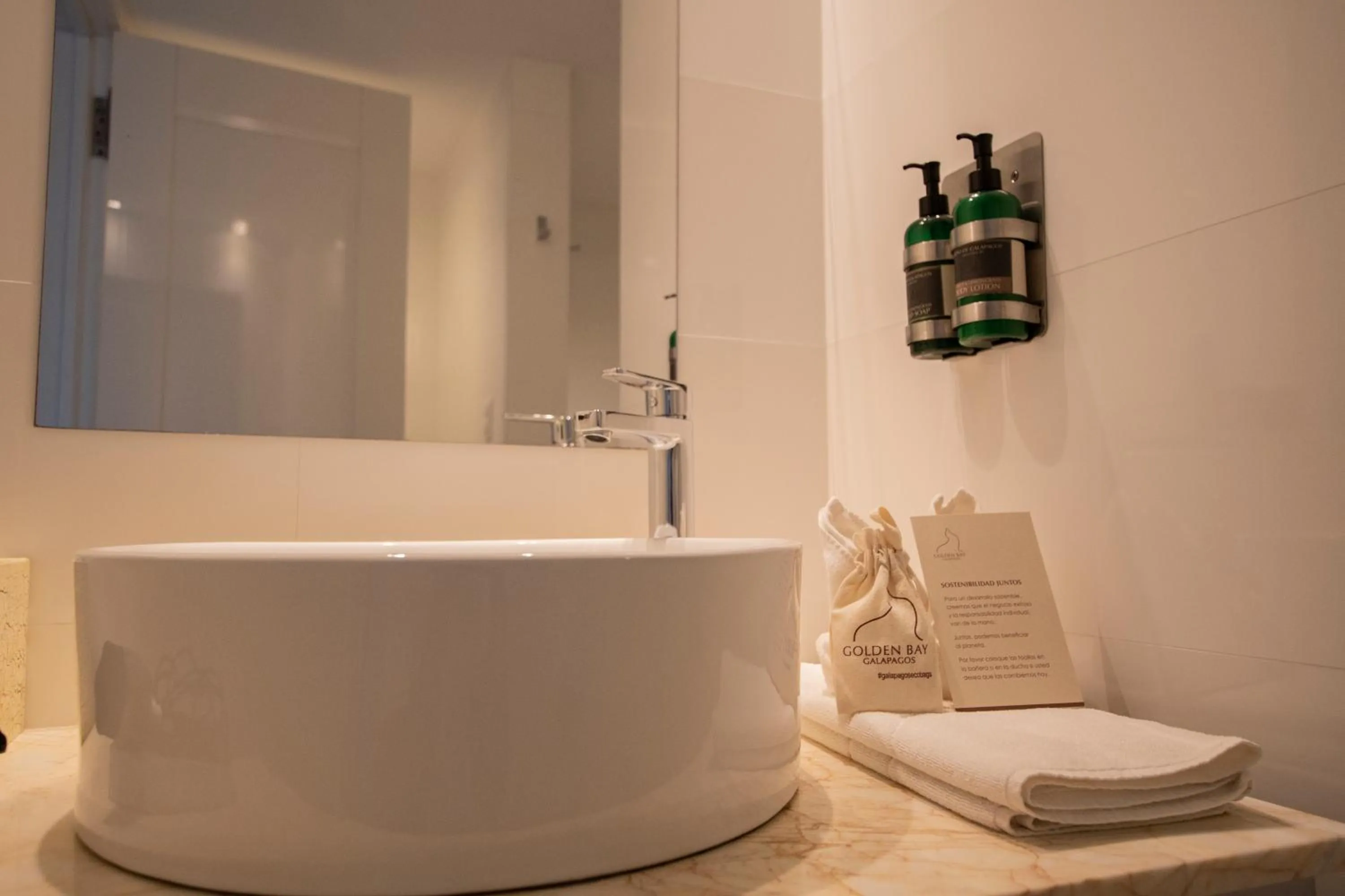 Bathroom in Golden Bay Galapagos