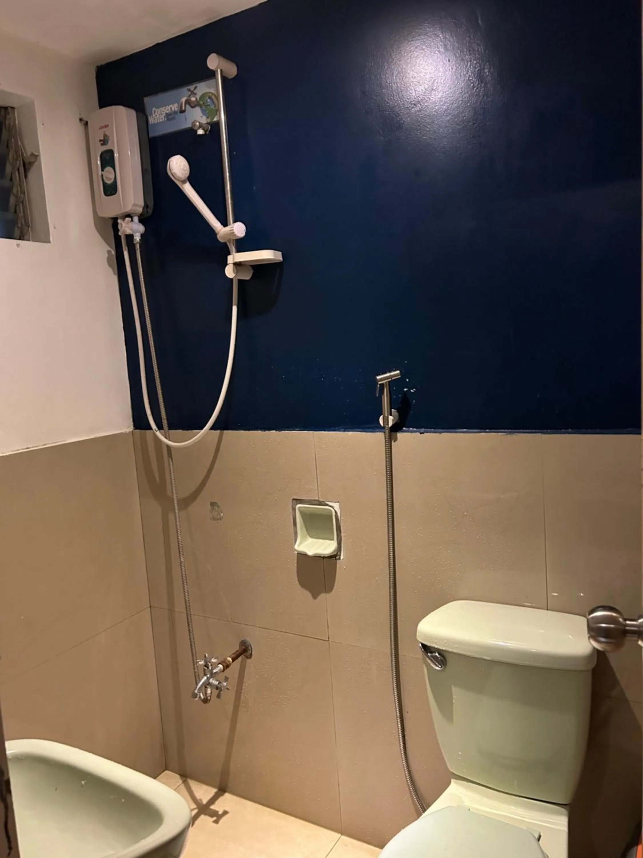 Shower in The VRNON Boutique by MY hostel