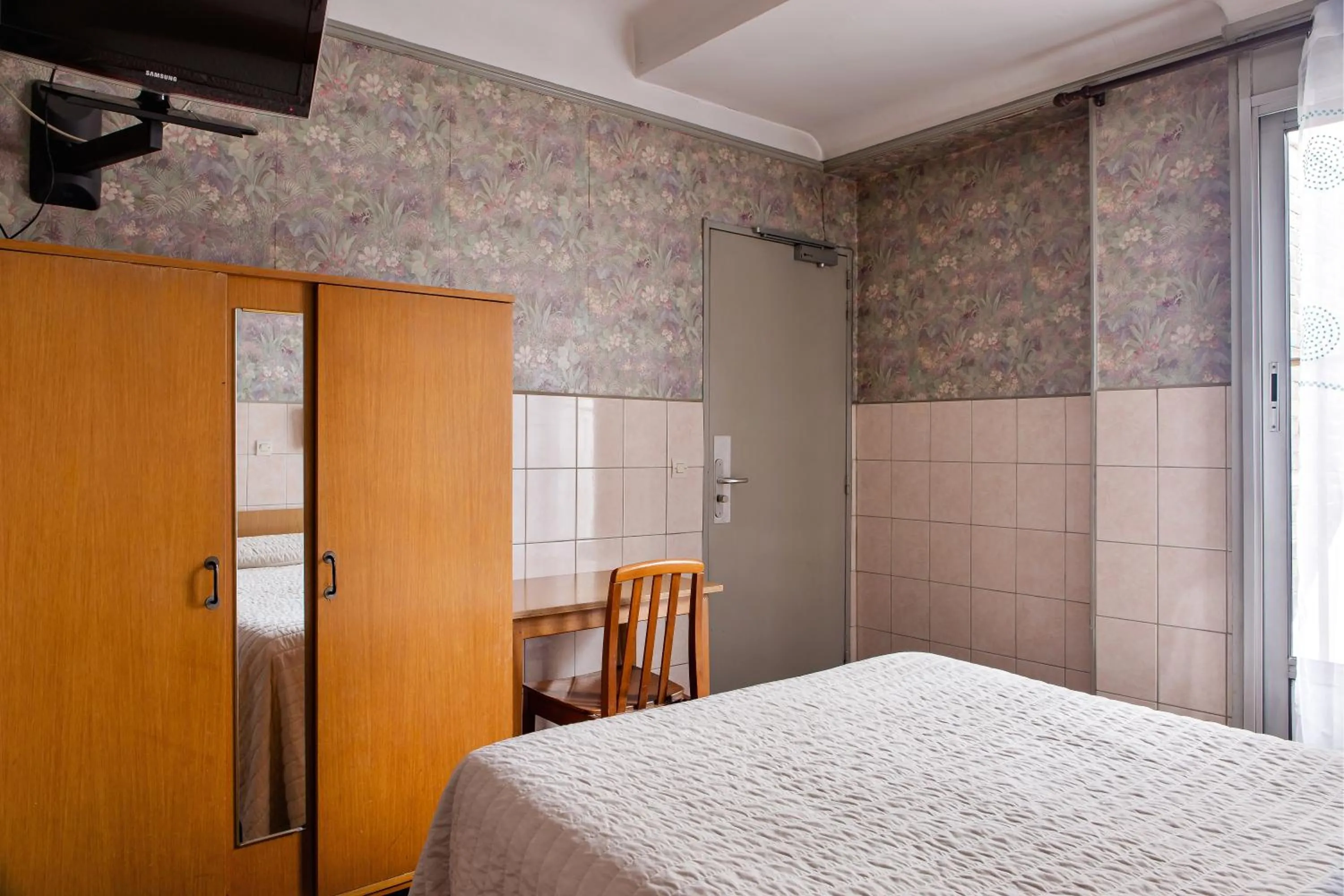 Bedroom, Bed in Hôtel de la Comète