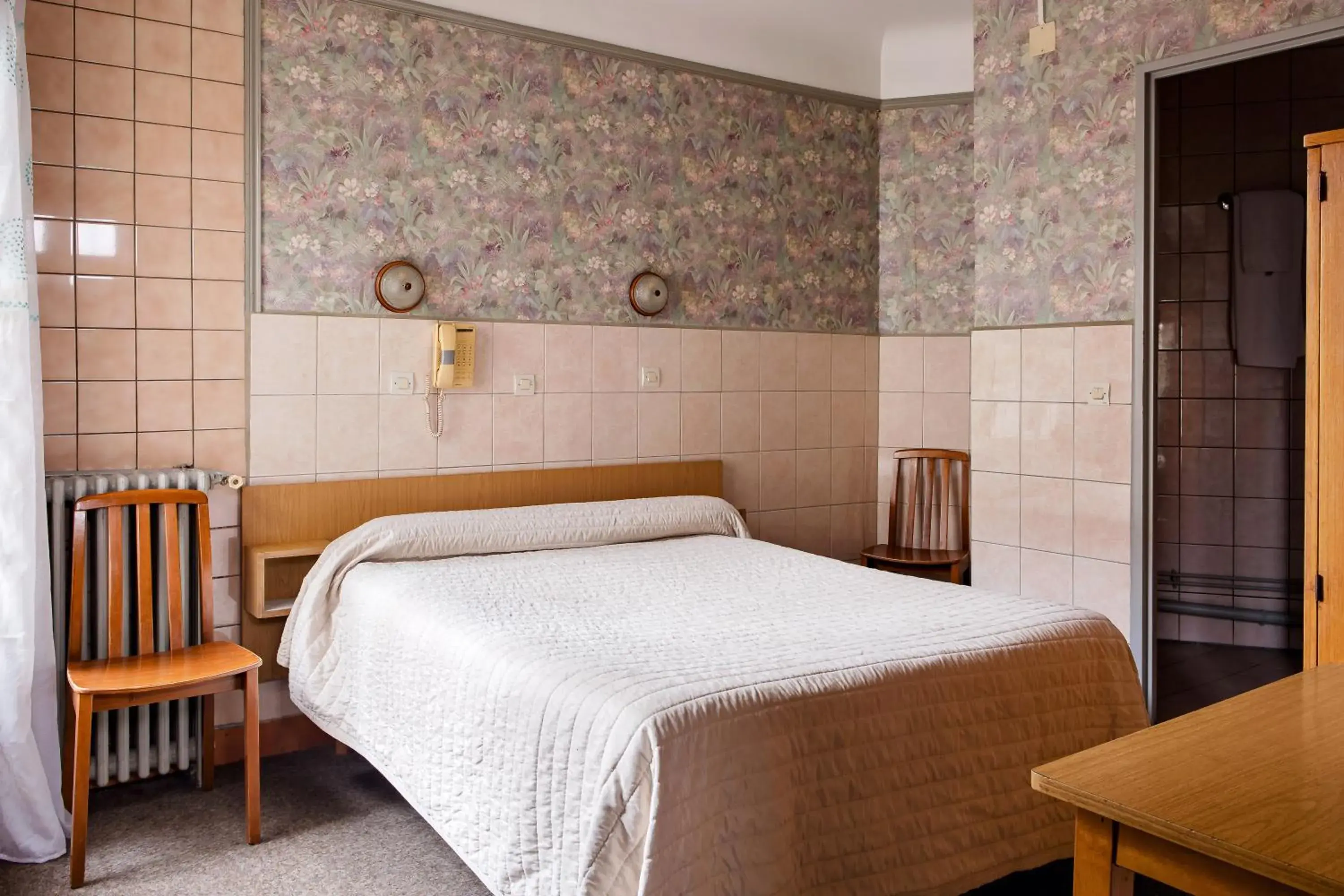 Bedroom, Bed in Hôtel de la Comète Bedroom, Bed in Hôtel de la Comète