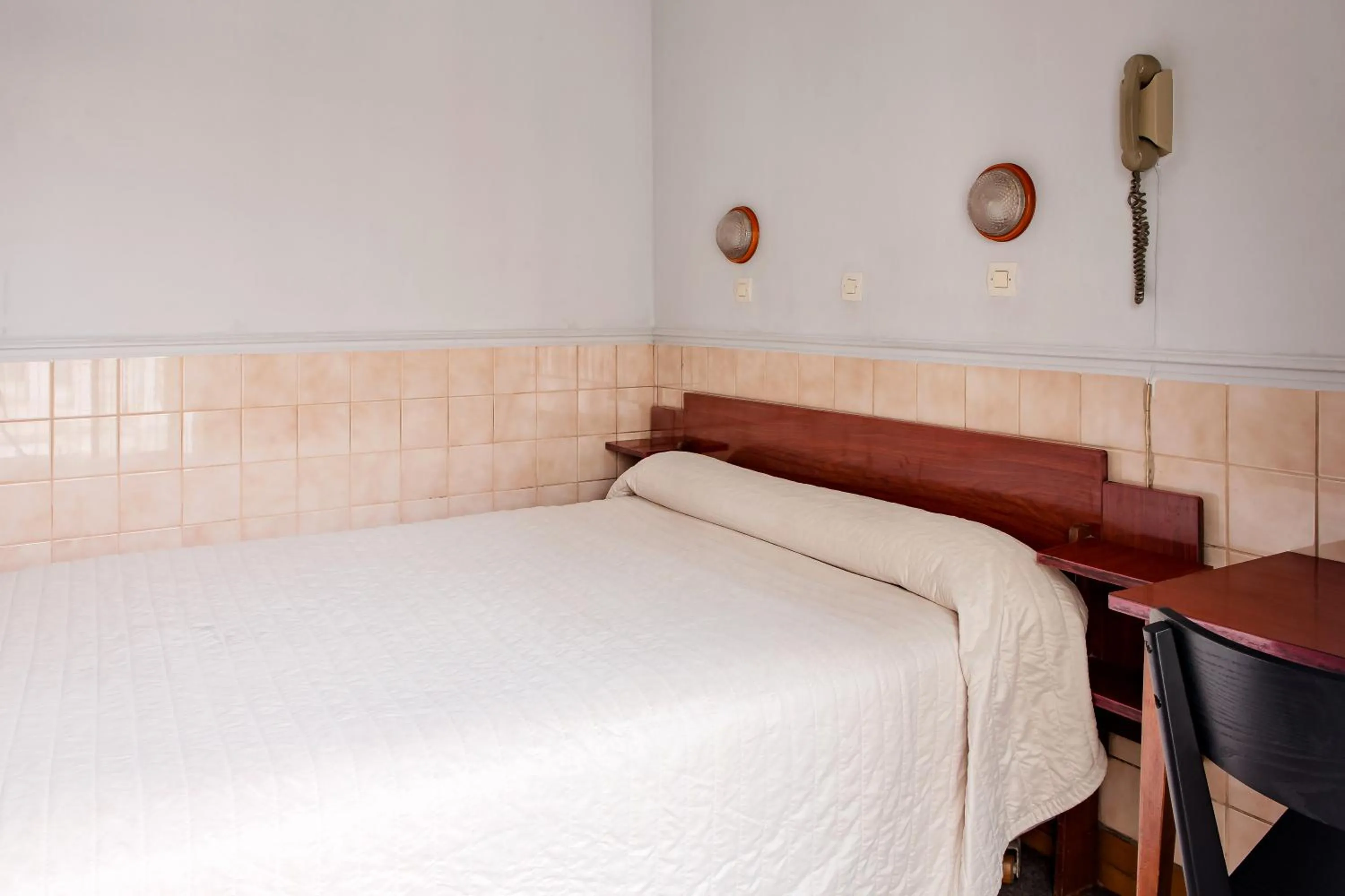 Bedroom, Bed in Hôtel de la Comète