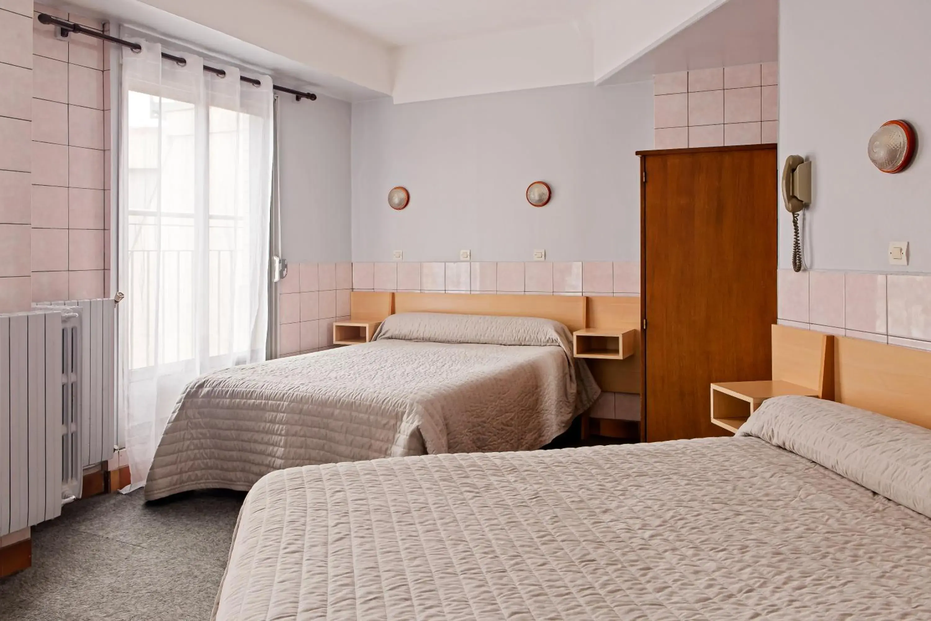 Photo of the whole room, Bed in Hôtel de la Comète Photo of the whole room, Bed in Hôtel de la Comète