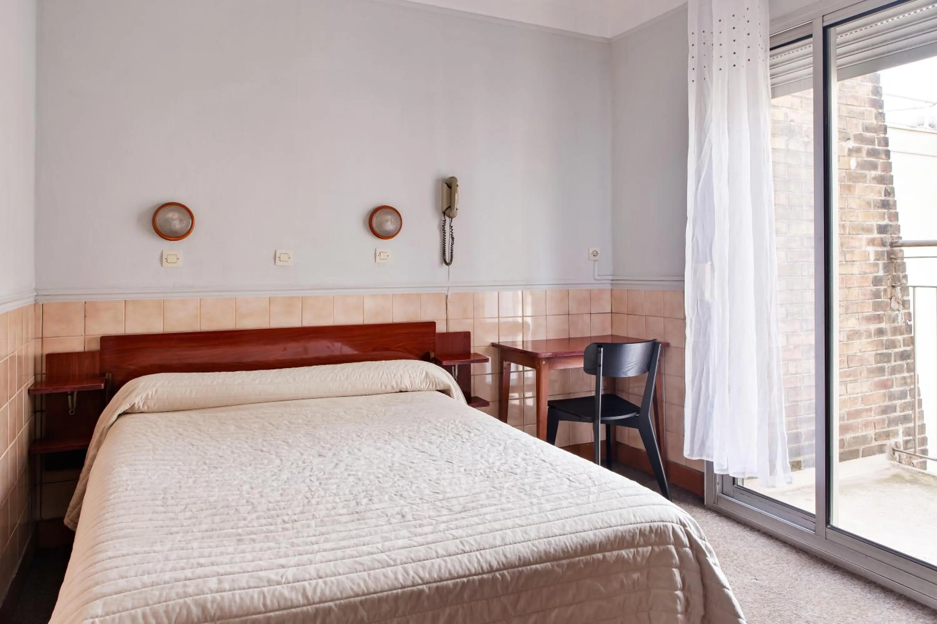 Bedroom, Bed in Hôtel de la Comète