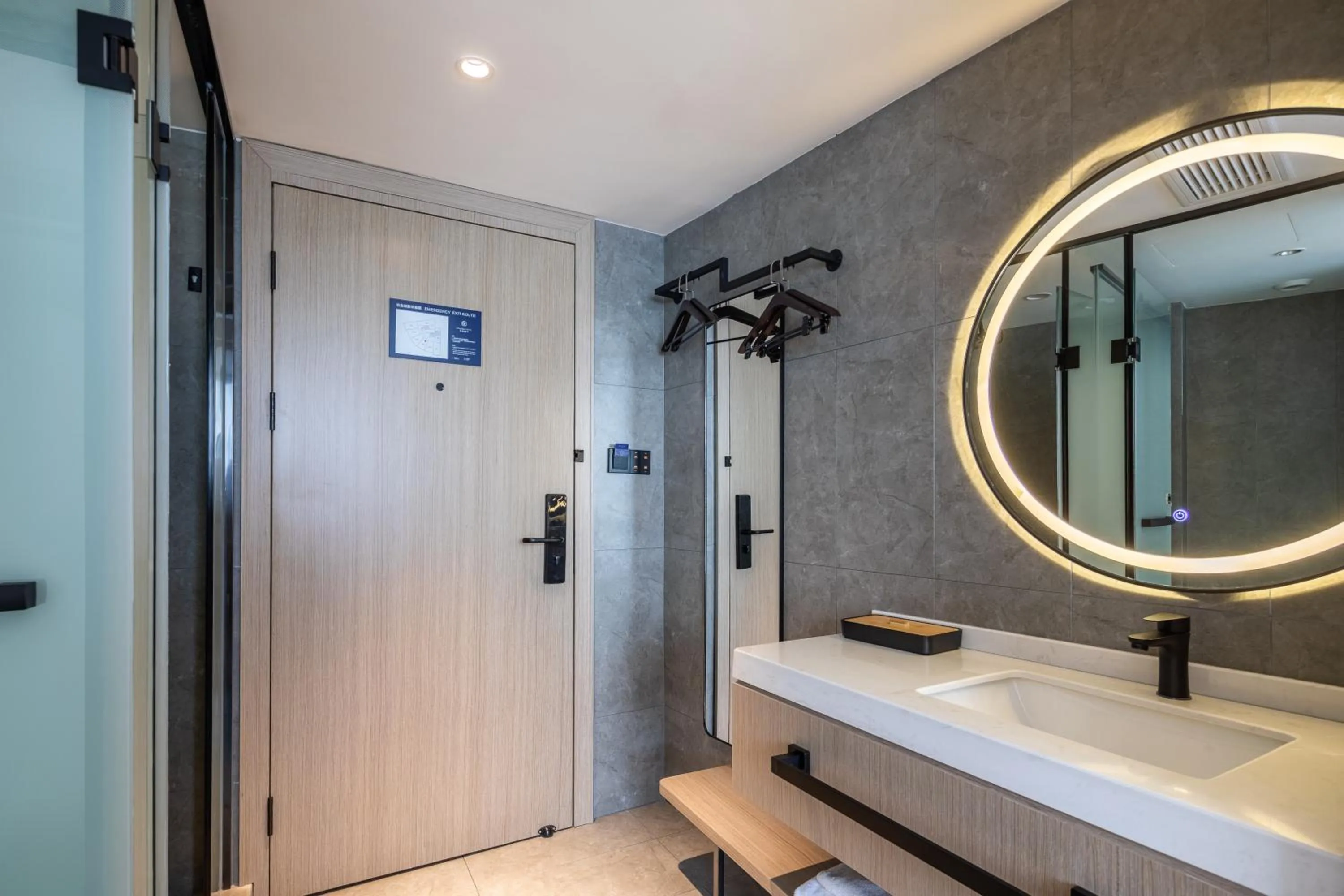 Shower in Xinhuating Business Hotel