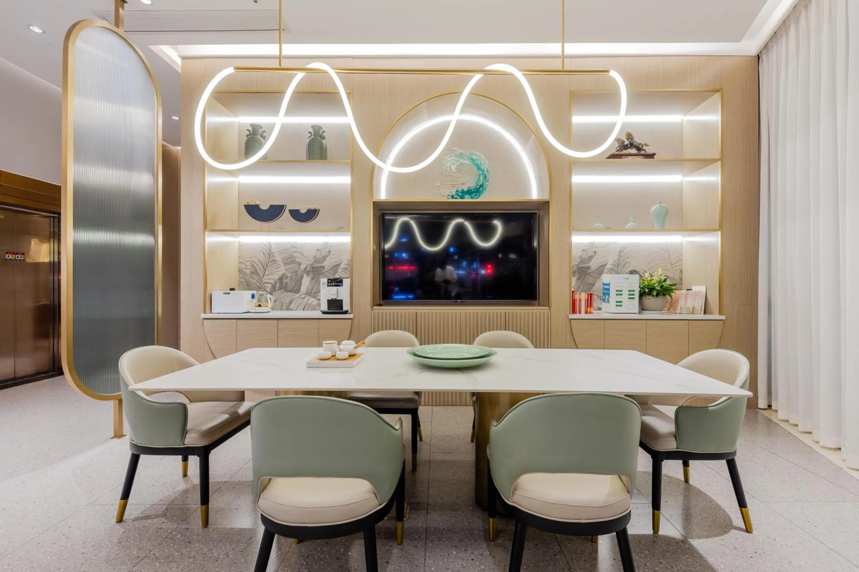 Seating area in Xinhuating Business Hotel