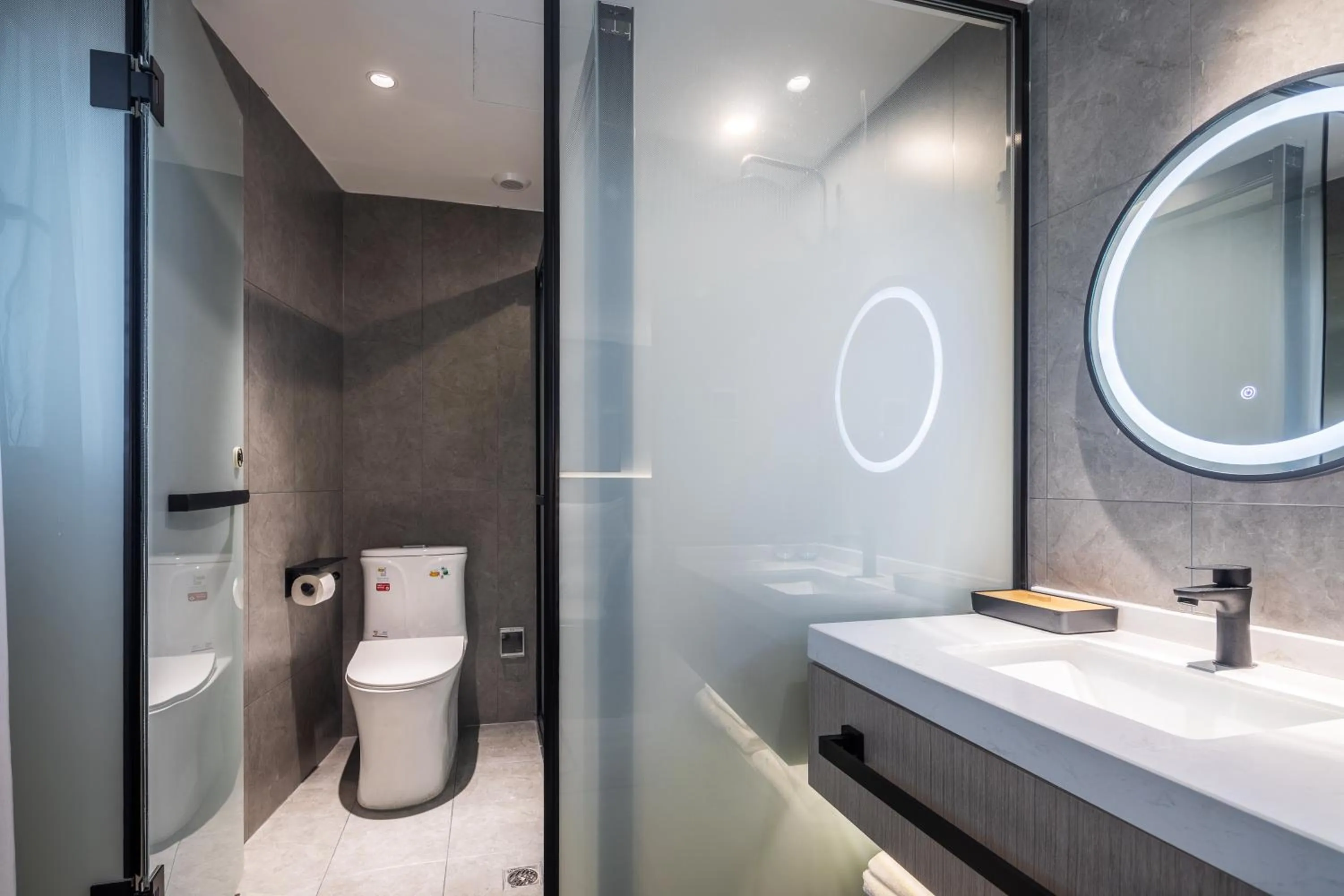 Shower in Xinhuating Business Hotel