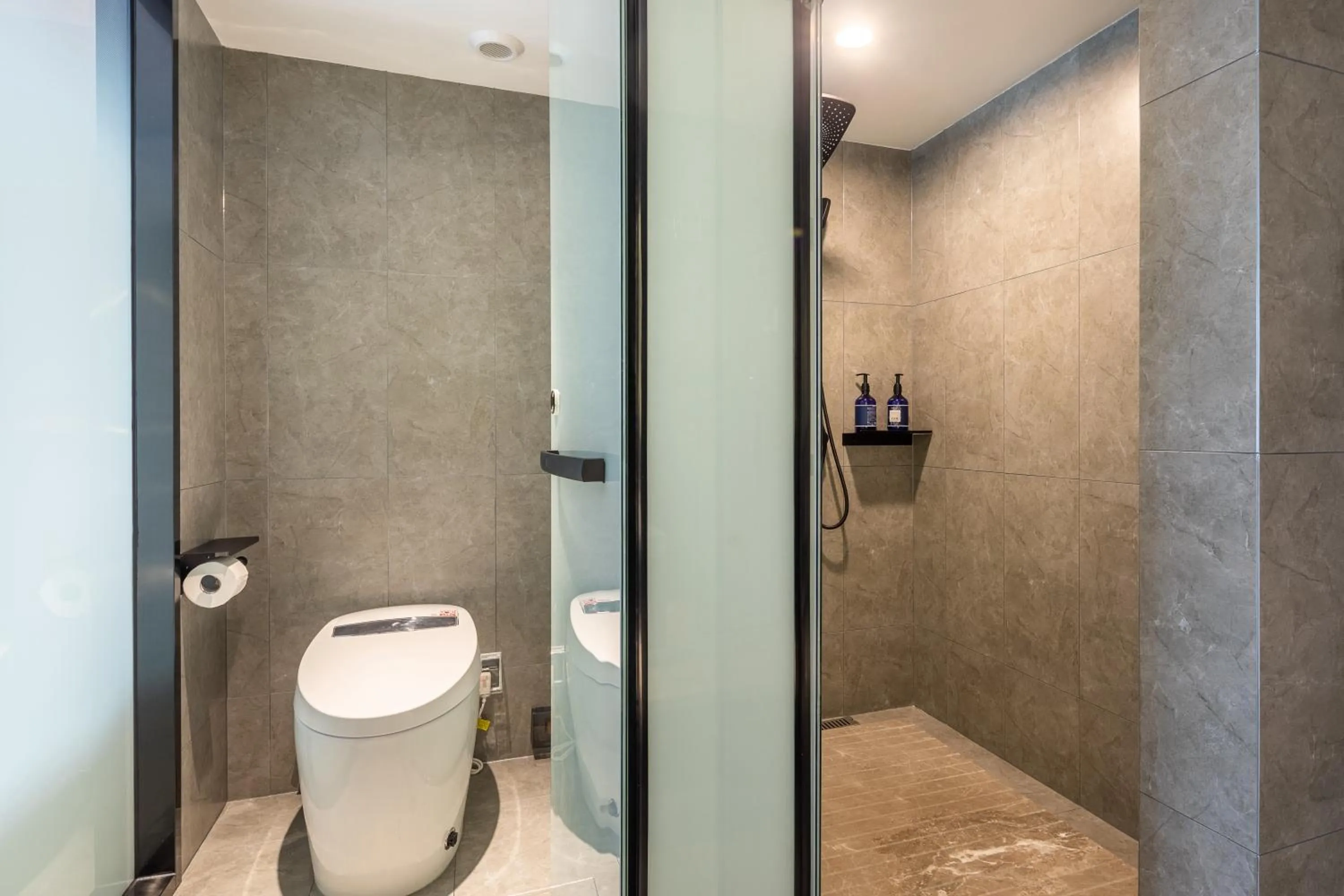 Shower in Xinhuating Business Hotel