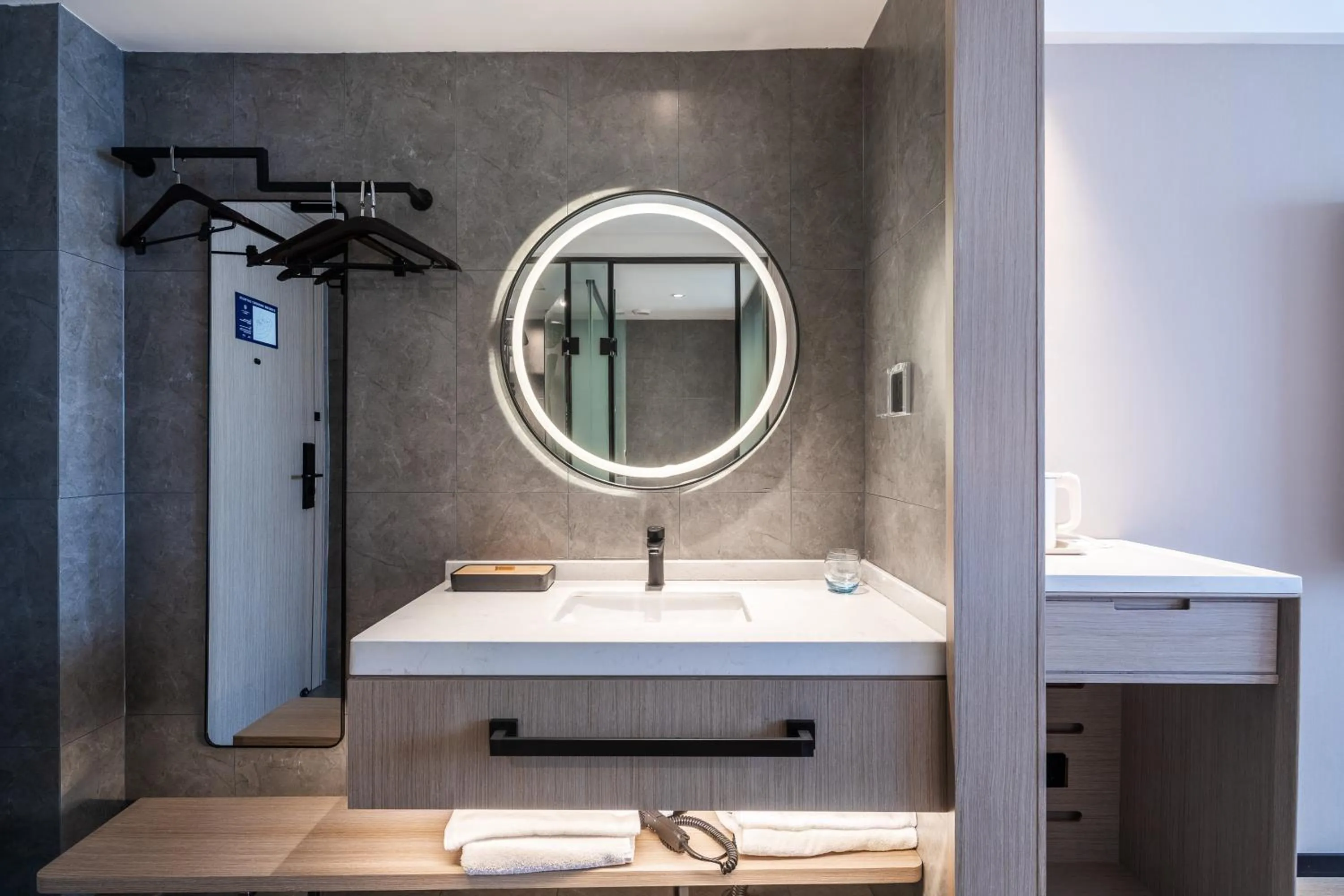 Shower in Xinhuating Business Hotel