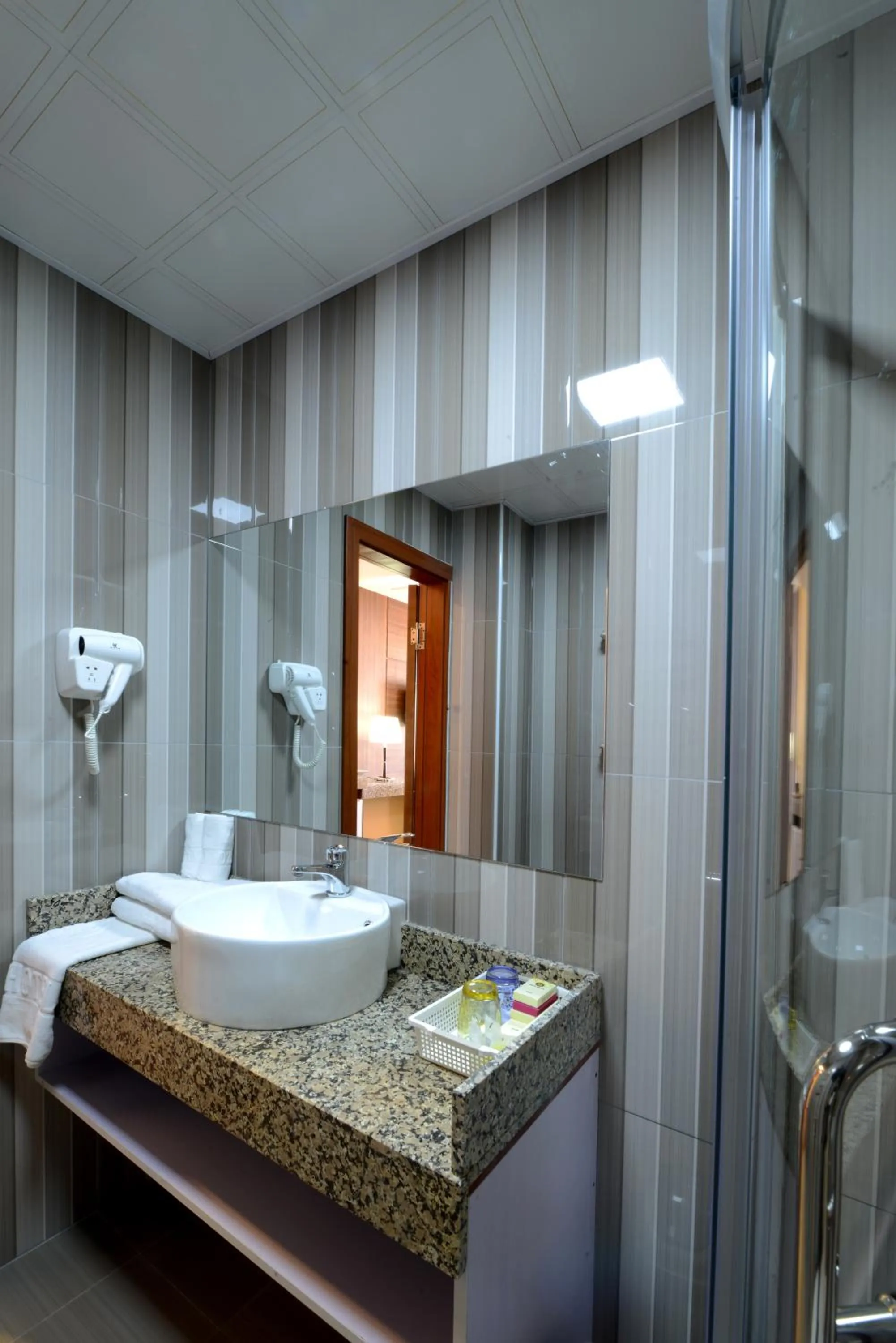 Bathroom, Bed in Zolo Hotel