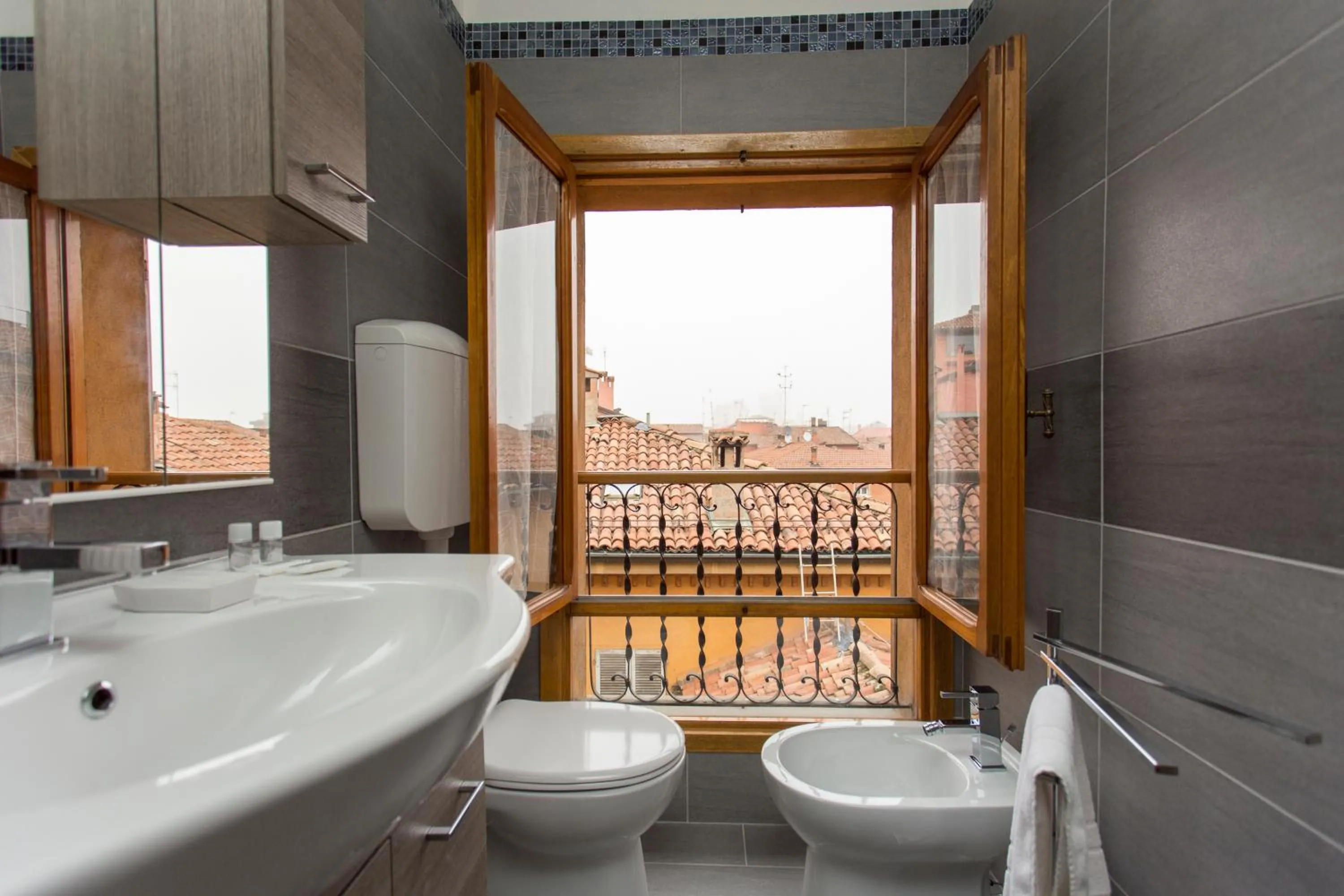Toilet in Residenza Ariosto Depandance by Studio Vita