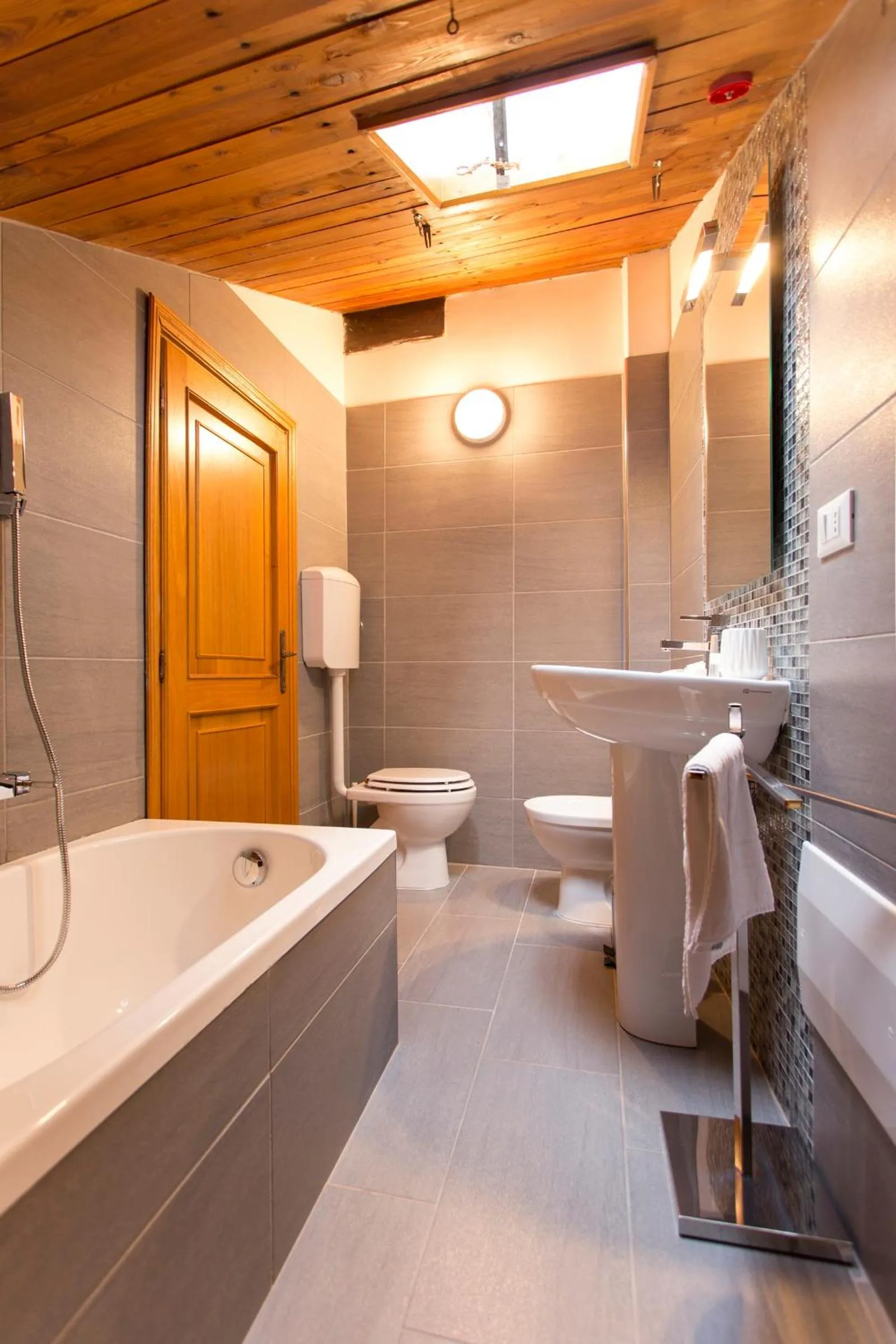 Bathroom in Residenza Ariosto Depandance by Studio Vita