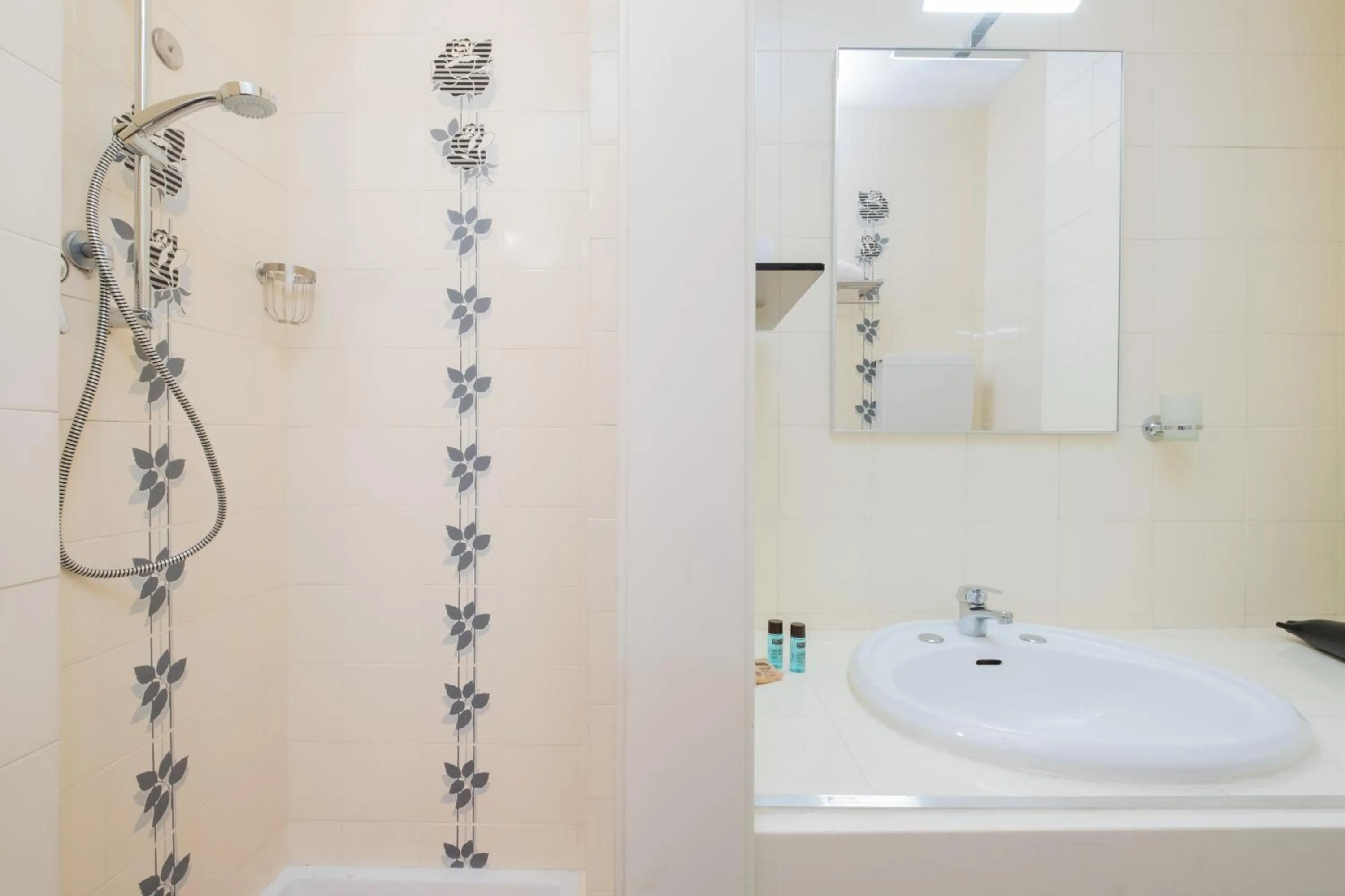 Bathroom in Residenza Ariosto Depandance by Studio Vita