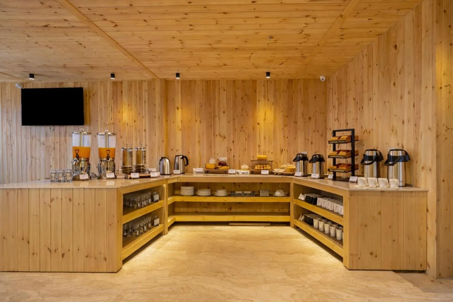 Food and drinks in Sterling Valley of Pine Lansdowne