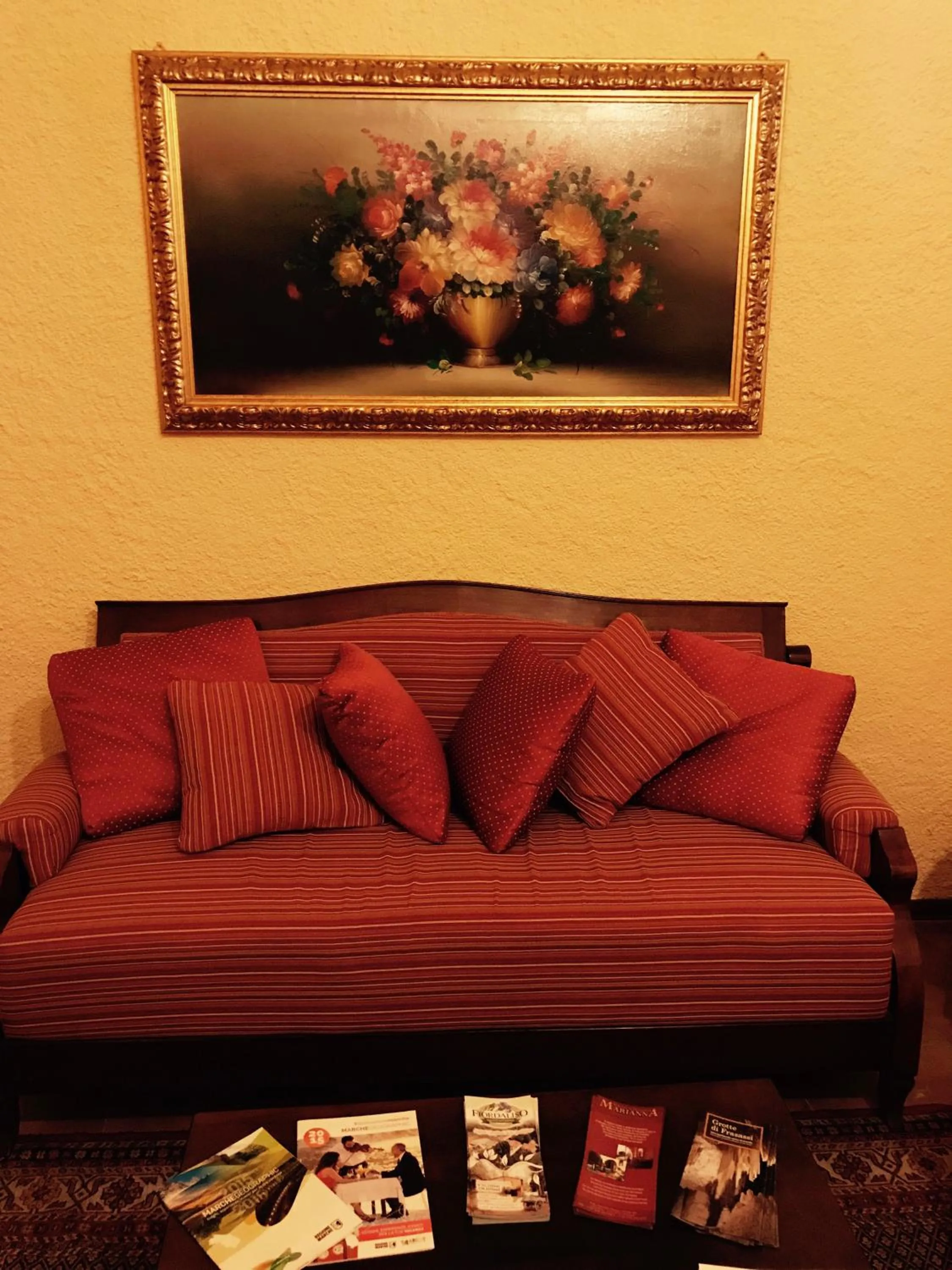 Communal lounge/ TV room in B&B La Dimora del Capitano