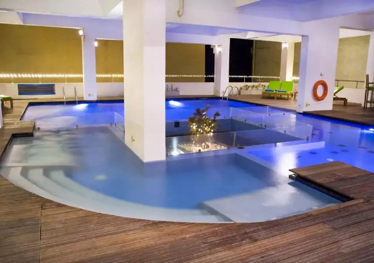 Swimming pool in Ocean Edge Suites & Hotel Colombo Swimming pool in Ocean Edge Suites & Hotel Colombo