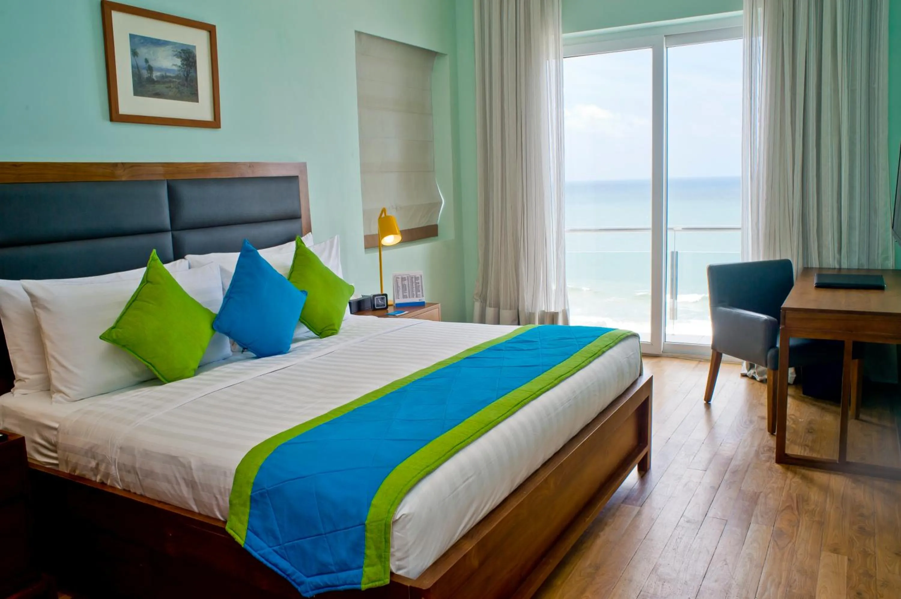 Balcony/Terrace, Bed in Ocean Edge Suites & Hotel Colombo