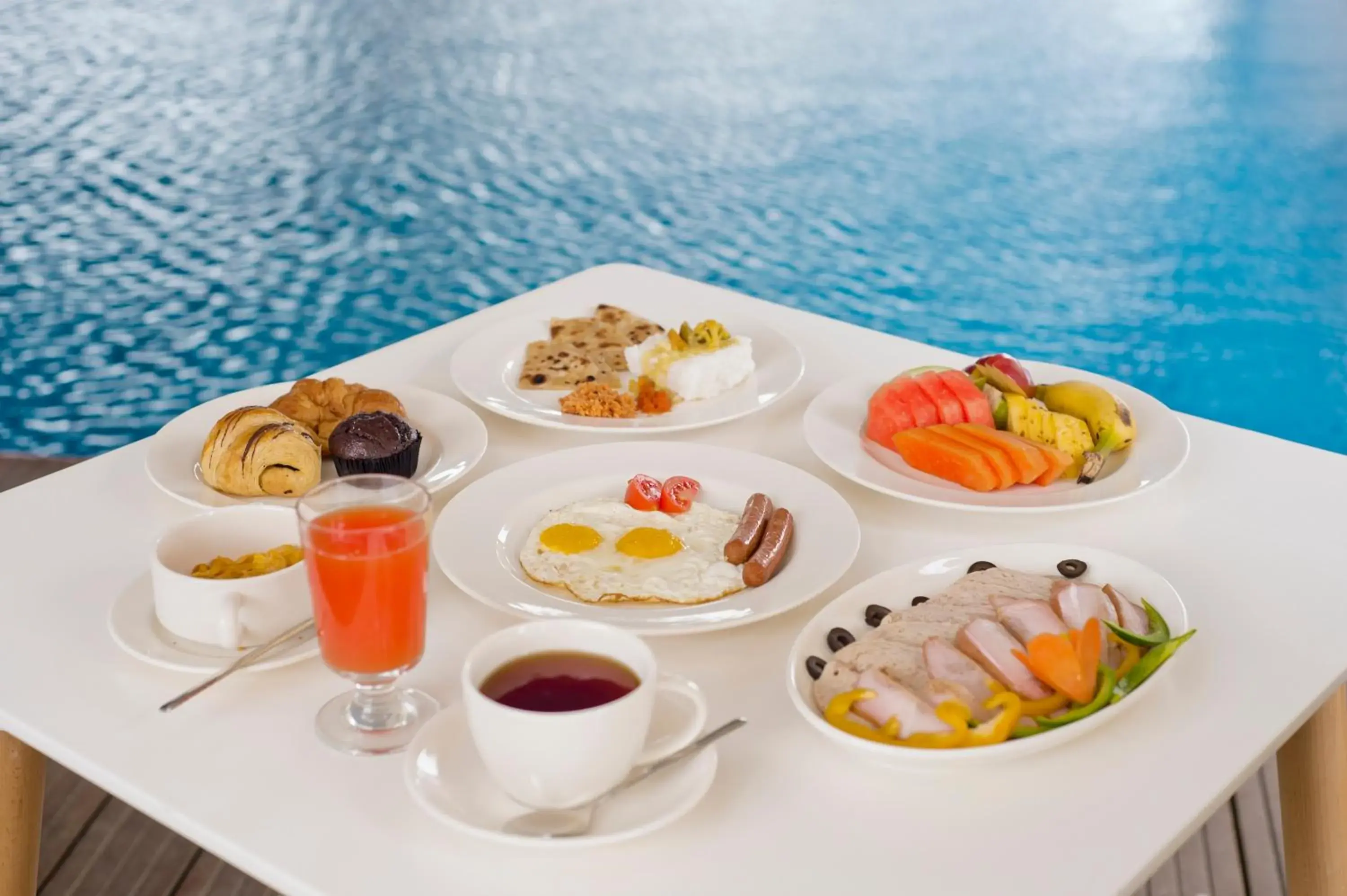 Swimming pool in Ocean Edge Suites & Hotel Colombo Swimming pool in Ocean Edge Suites & Hotel Colombo