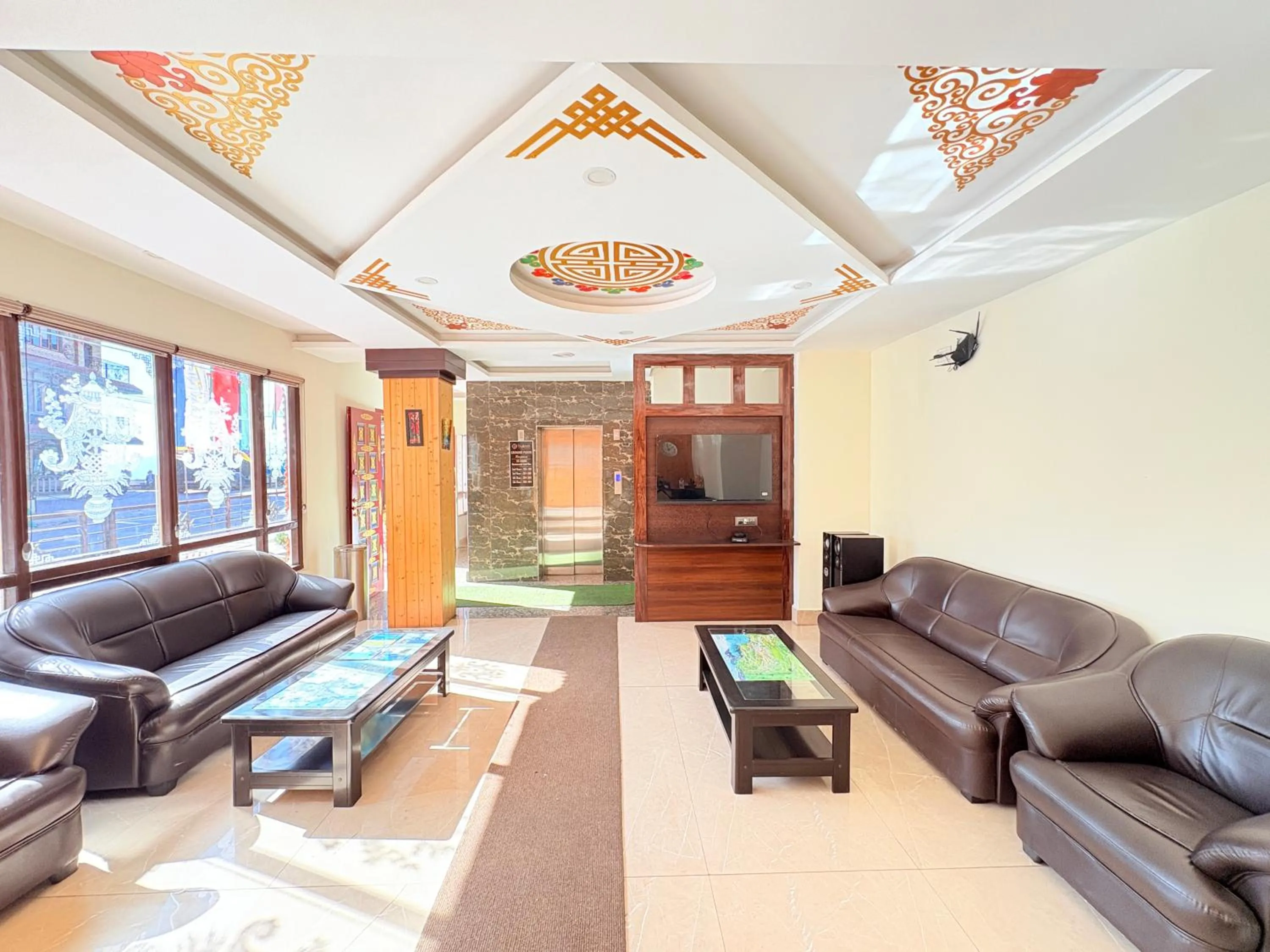 Communal lounge/ TV room in The Gangtok Inn