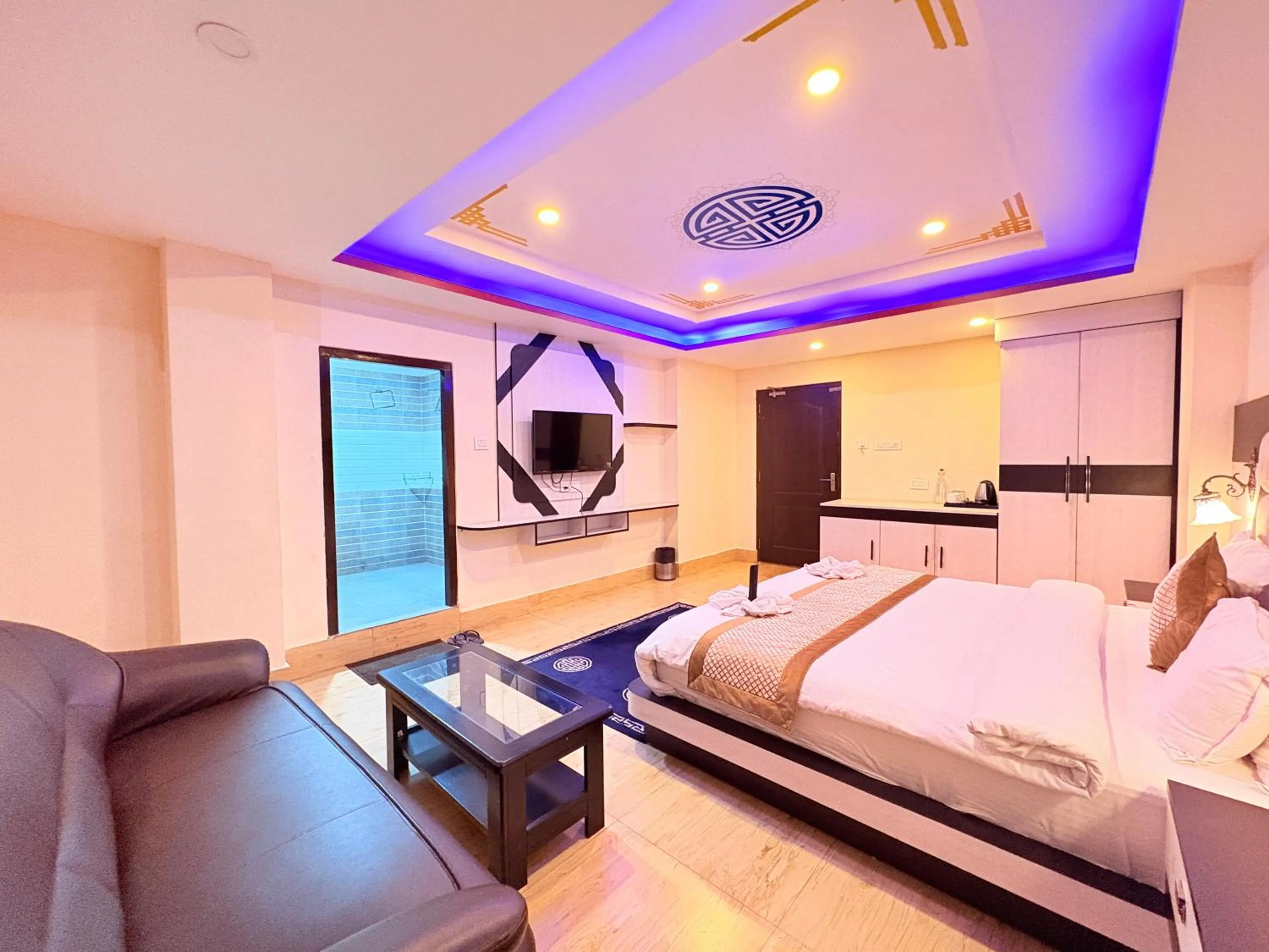 Communal lounge/ TV room, Bed in The Gangtok Inn