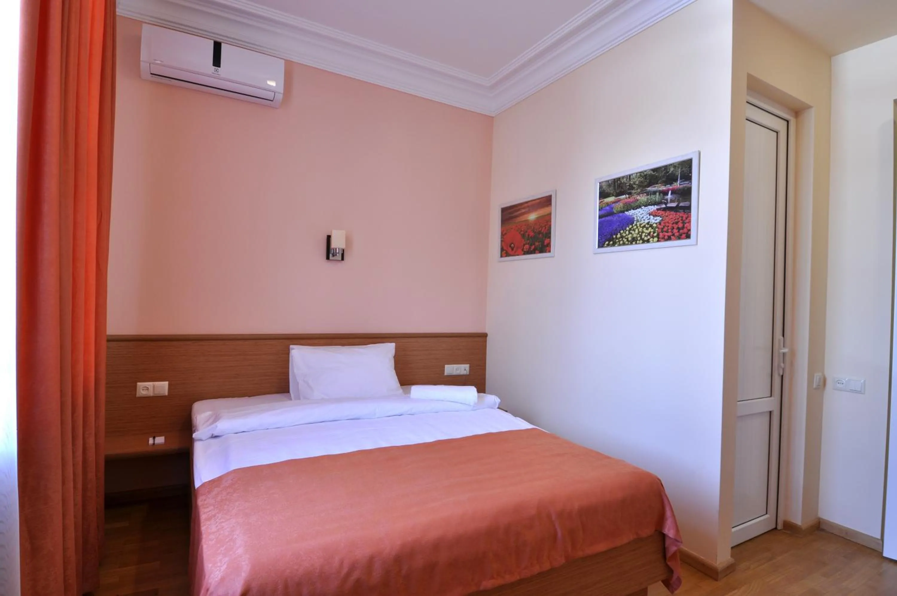 Photo of the whole room, Bed in Albert House Hotel and Tours