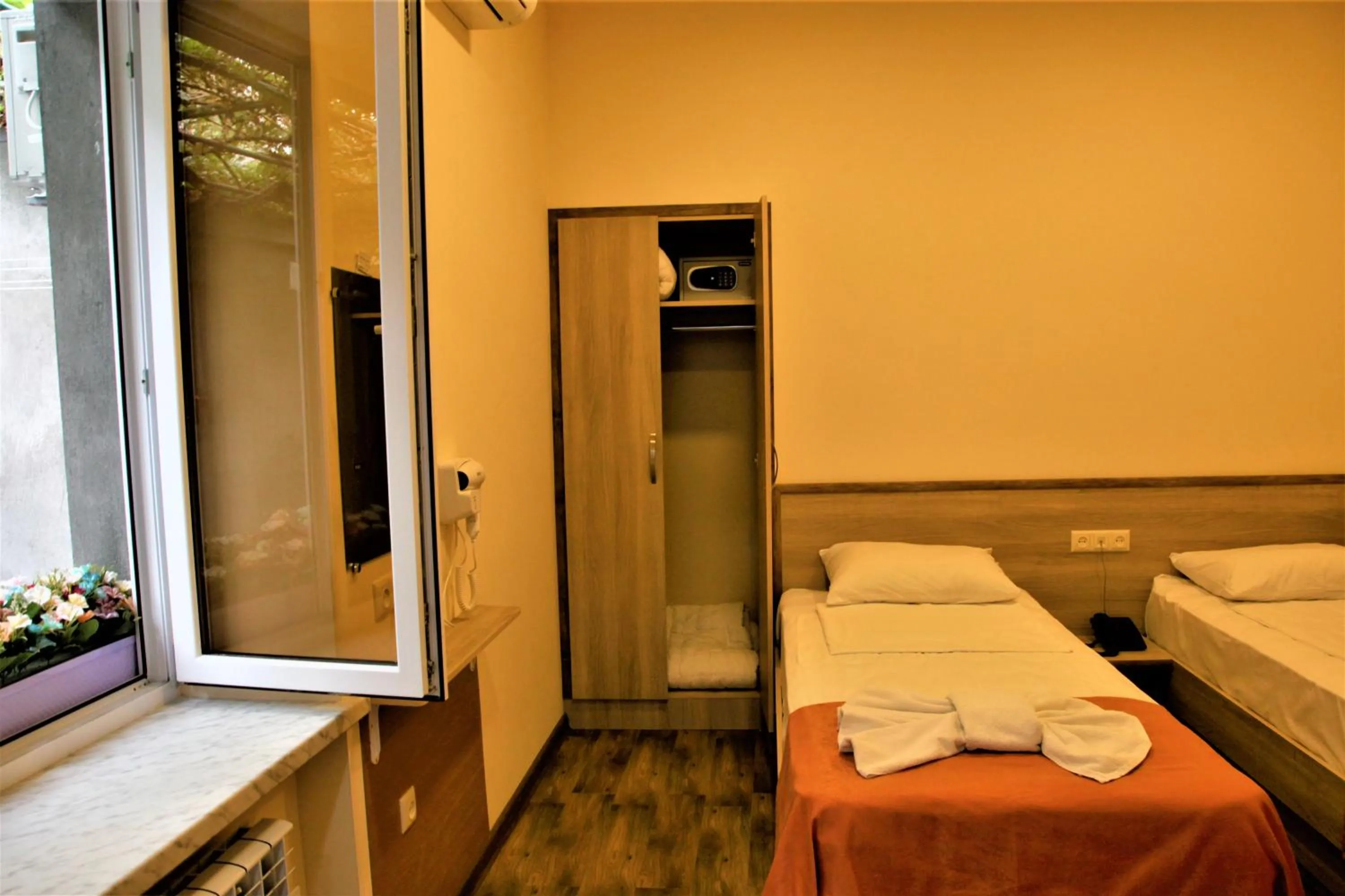 Photo of the whole room, Bed in Albert House Hotel and Tours