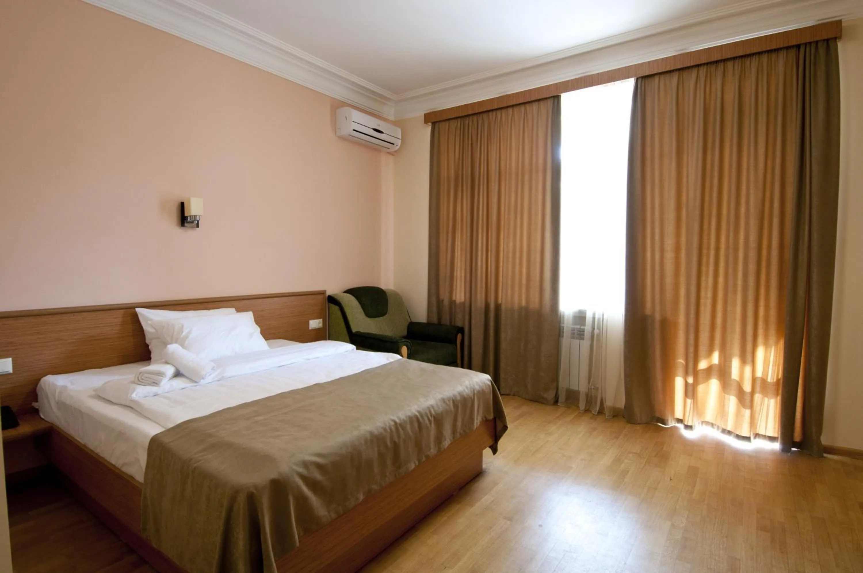 Photo of the whole room, Bed in Albert House Hotel and Tours