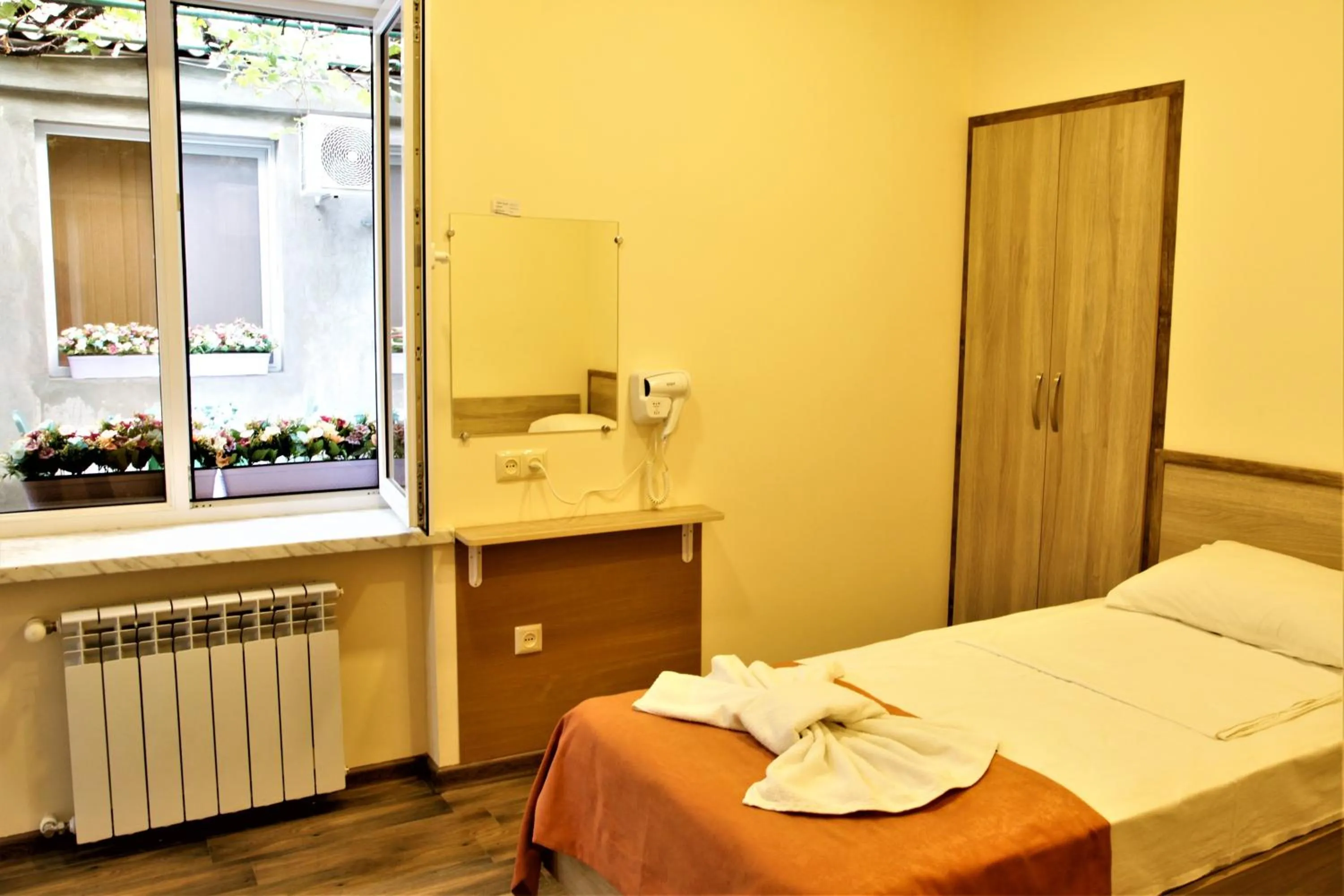 Bedroom, Bed in Albert House Hotel and Tours