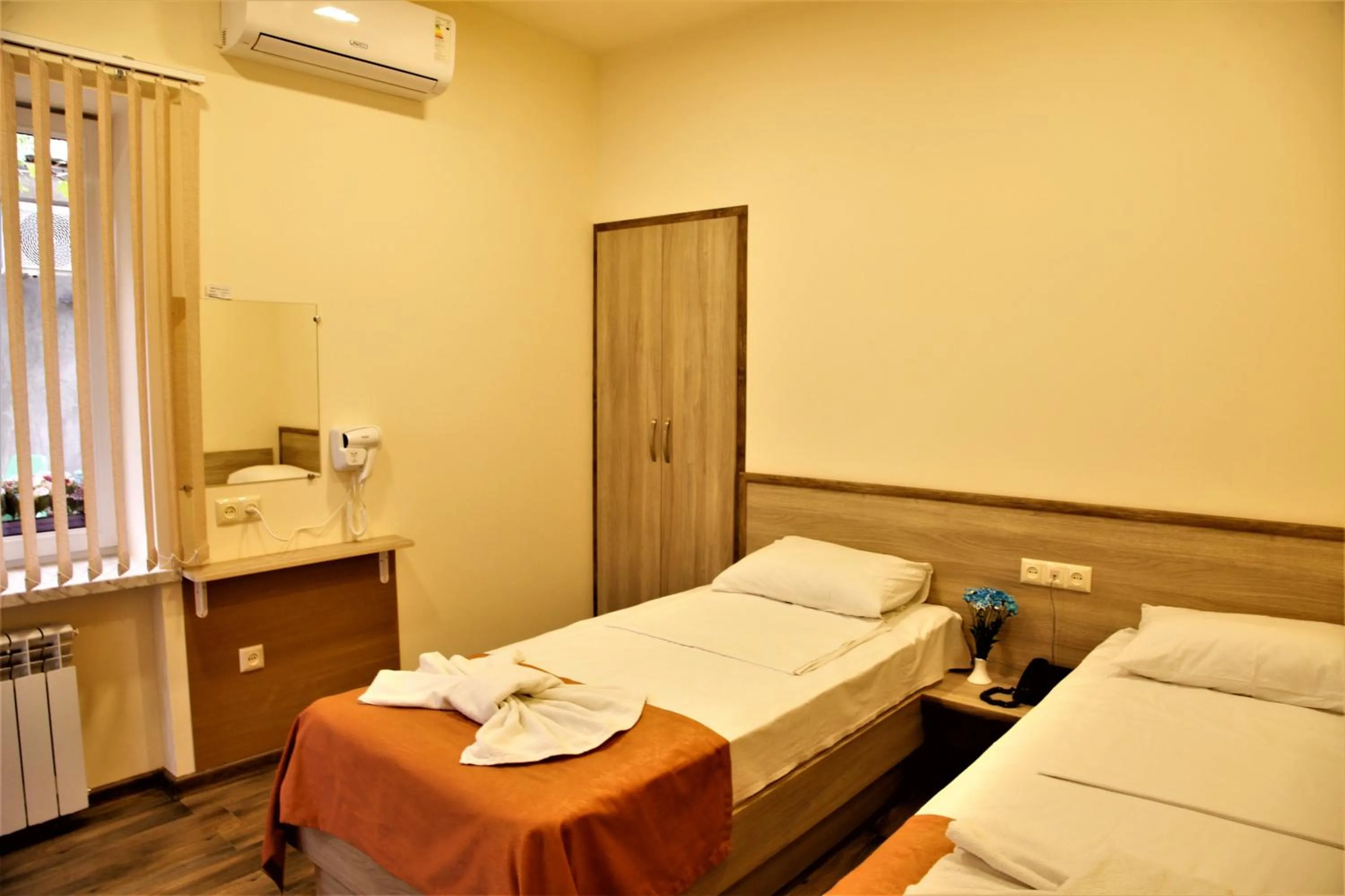 Photo of the whole room, Bed in Albert House Hotel and Tours