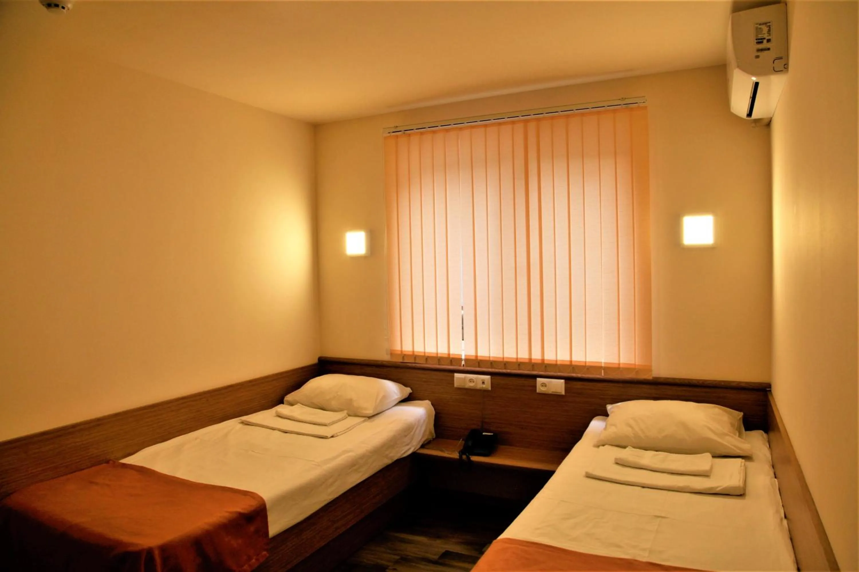 Photo of the whole room, Bed in Albert House Hotel and Tours