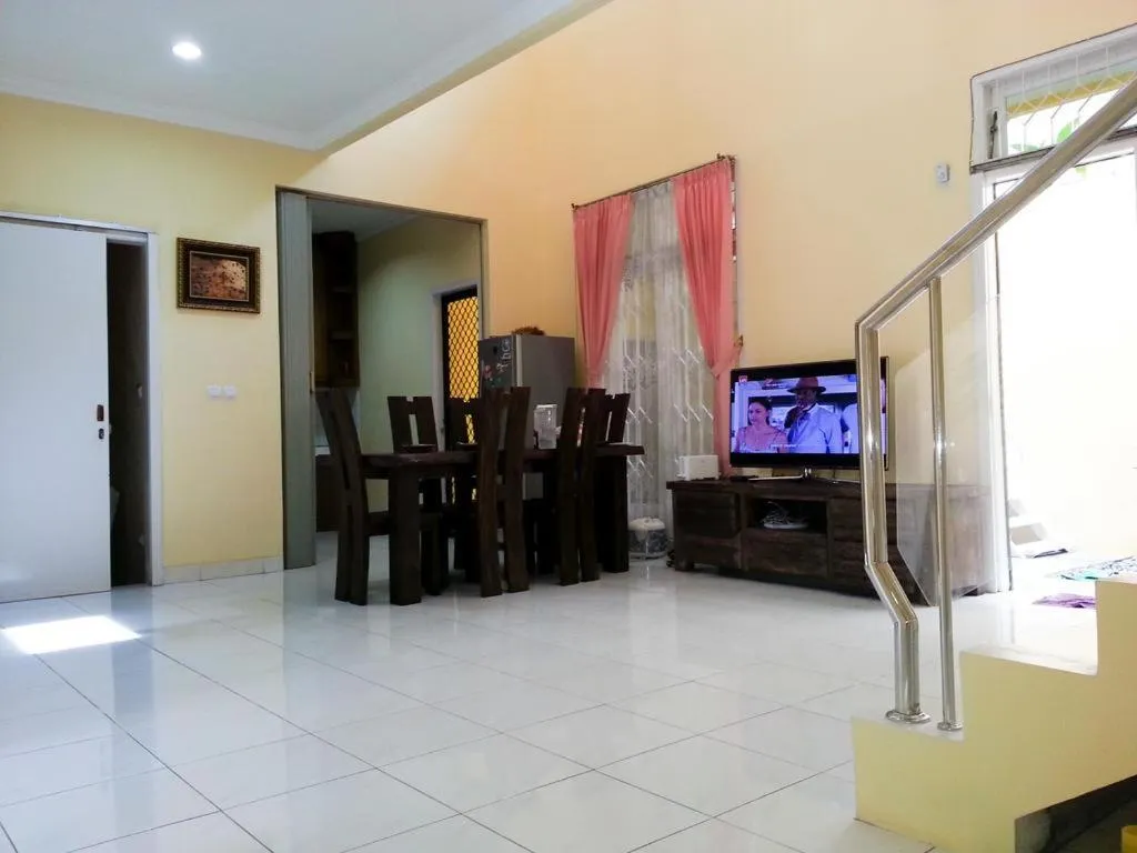 Dining area in Cendana Mulia Hostel Bogor