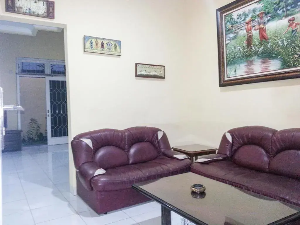 Lobby or reception in Cendana Mulia Hostel Bogor Lobby or reception in Cendana Mulia Hostel Bogor