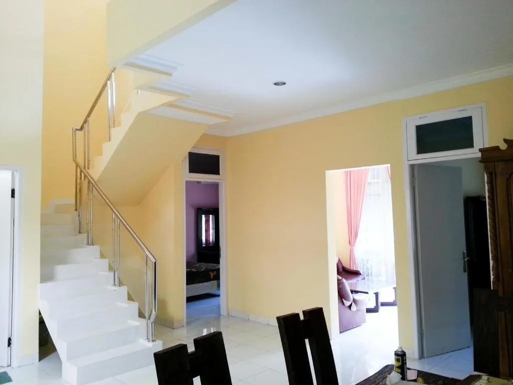 Communal lounge/ TV room in Cendana Mulia Hostel Bogor