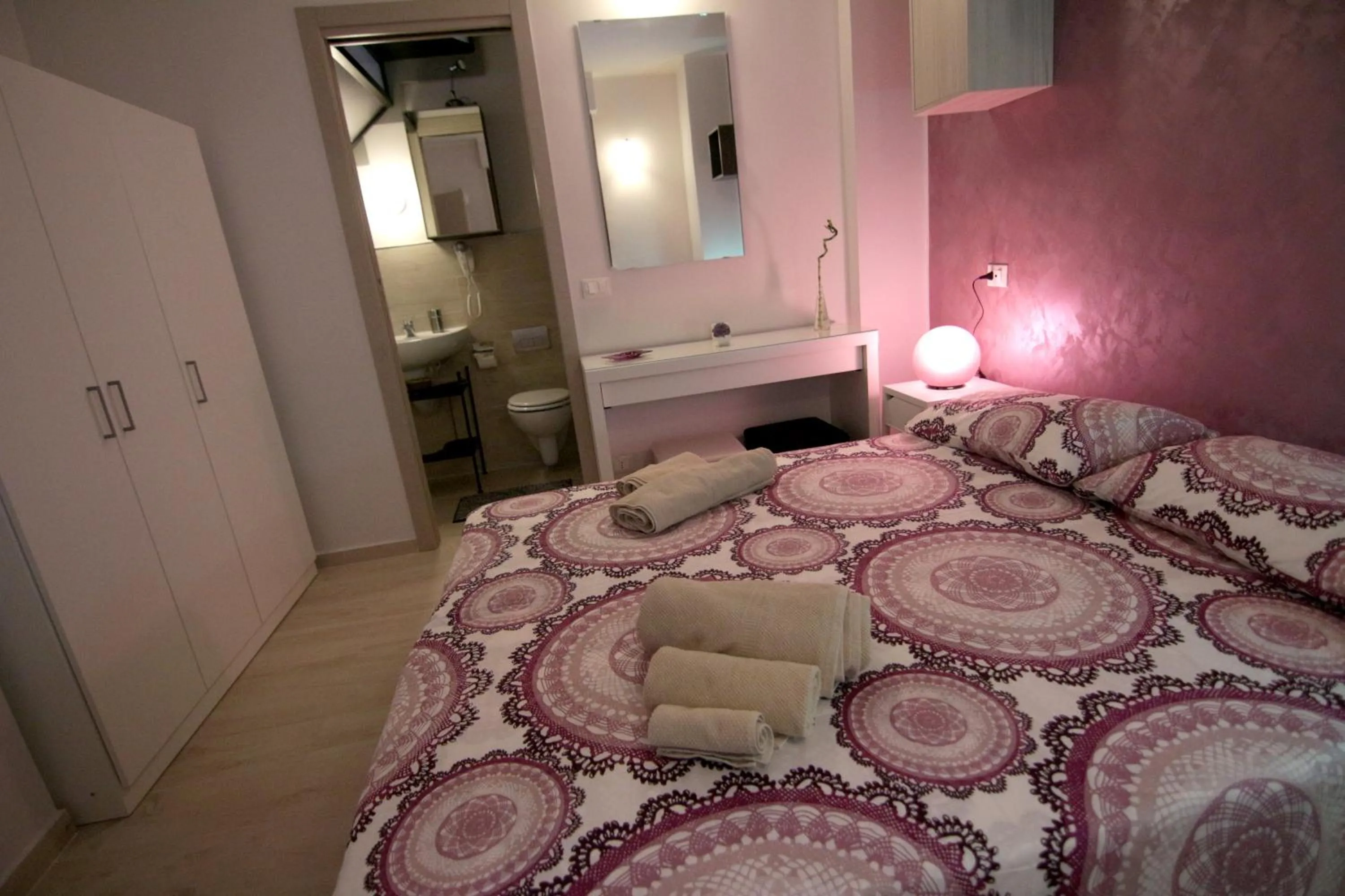 Bedroom, Bed in Rosemary Charming Rooms