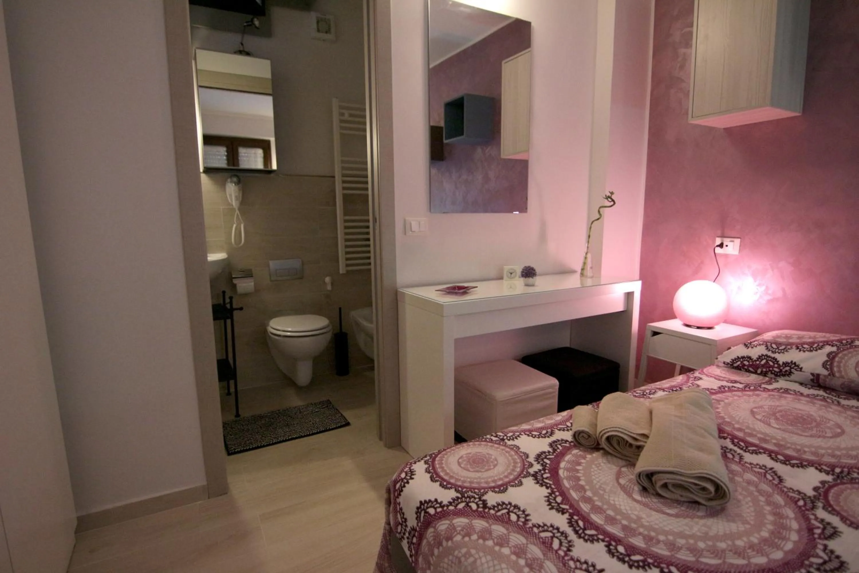 Bathroom, Bed in Rosemary Charming Rooms