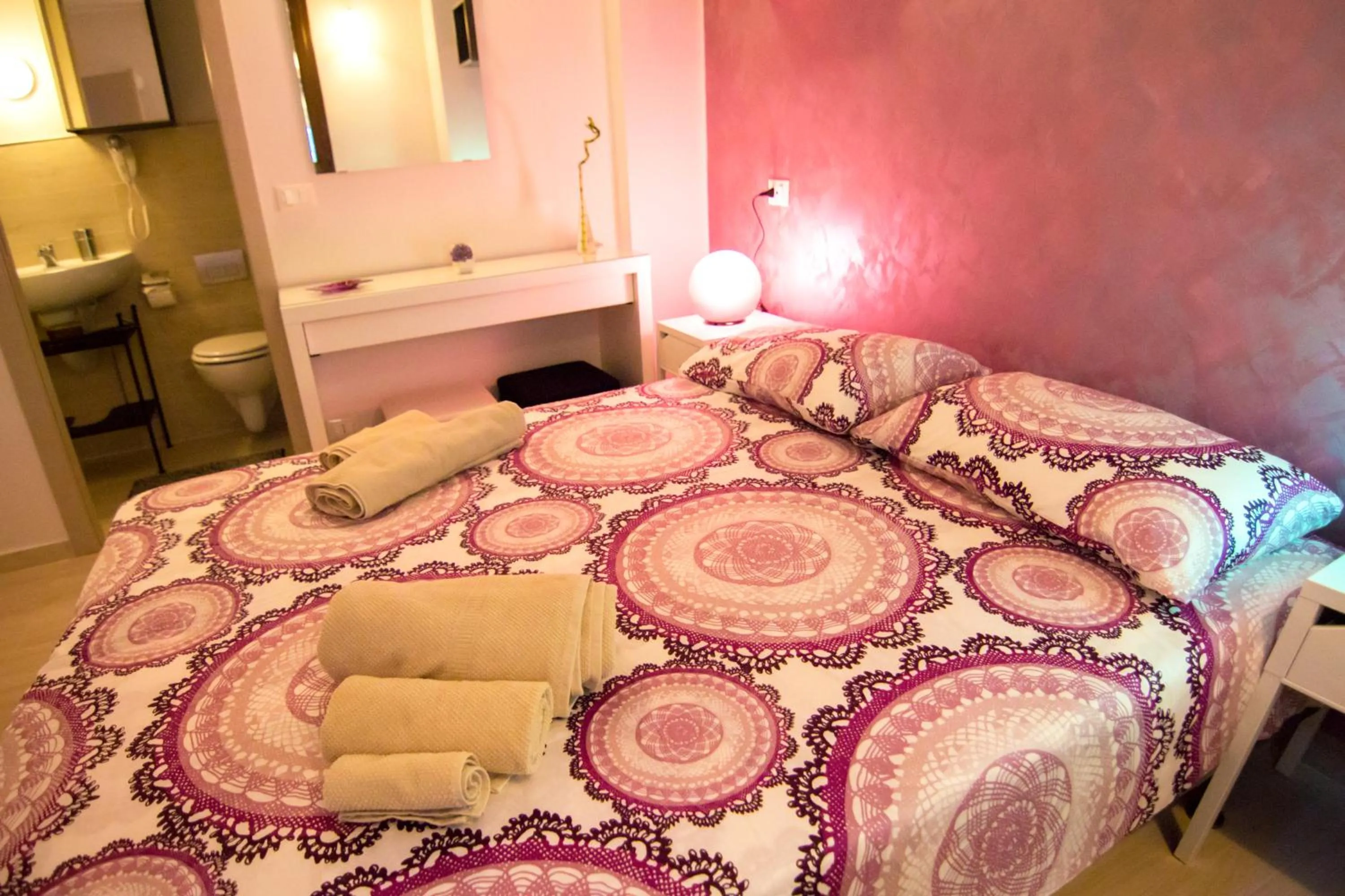 Bathroom, Bed in Rosemary Charming Rooms