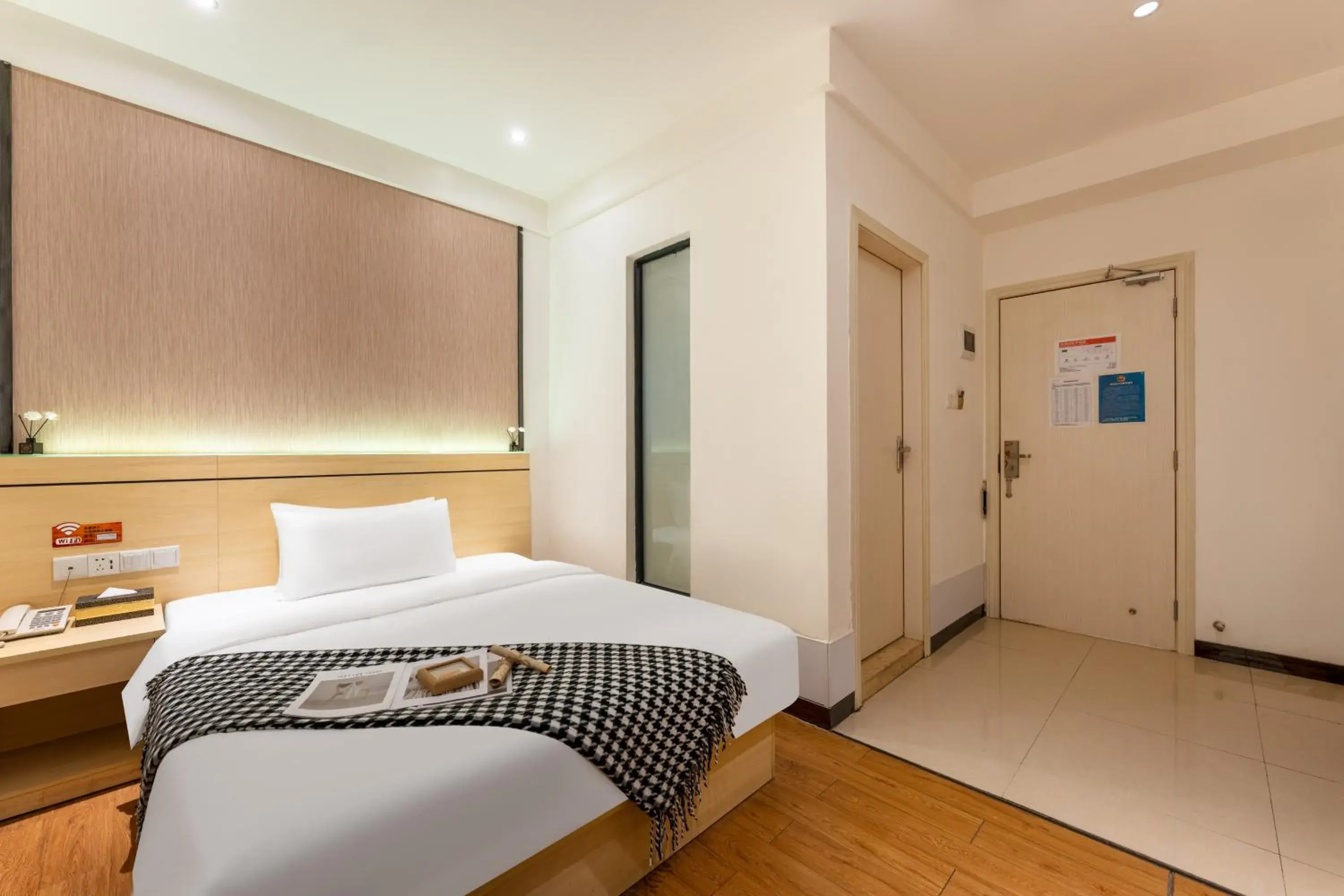 Standard King Room in Huasheng Hotel - Guangzhou Sun Yat-sen University Lujiang Metro Station Branch Standard King Room in Huasheng Hotel - Guangzhou Sun Yat-sen University Lujiang Metro Station Branch