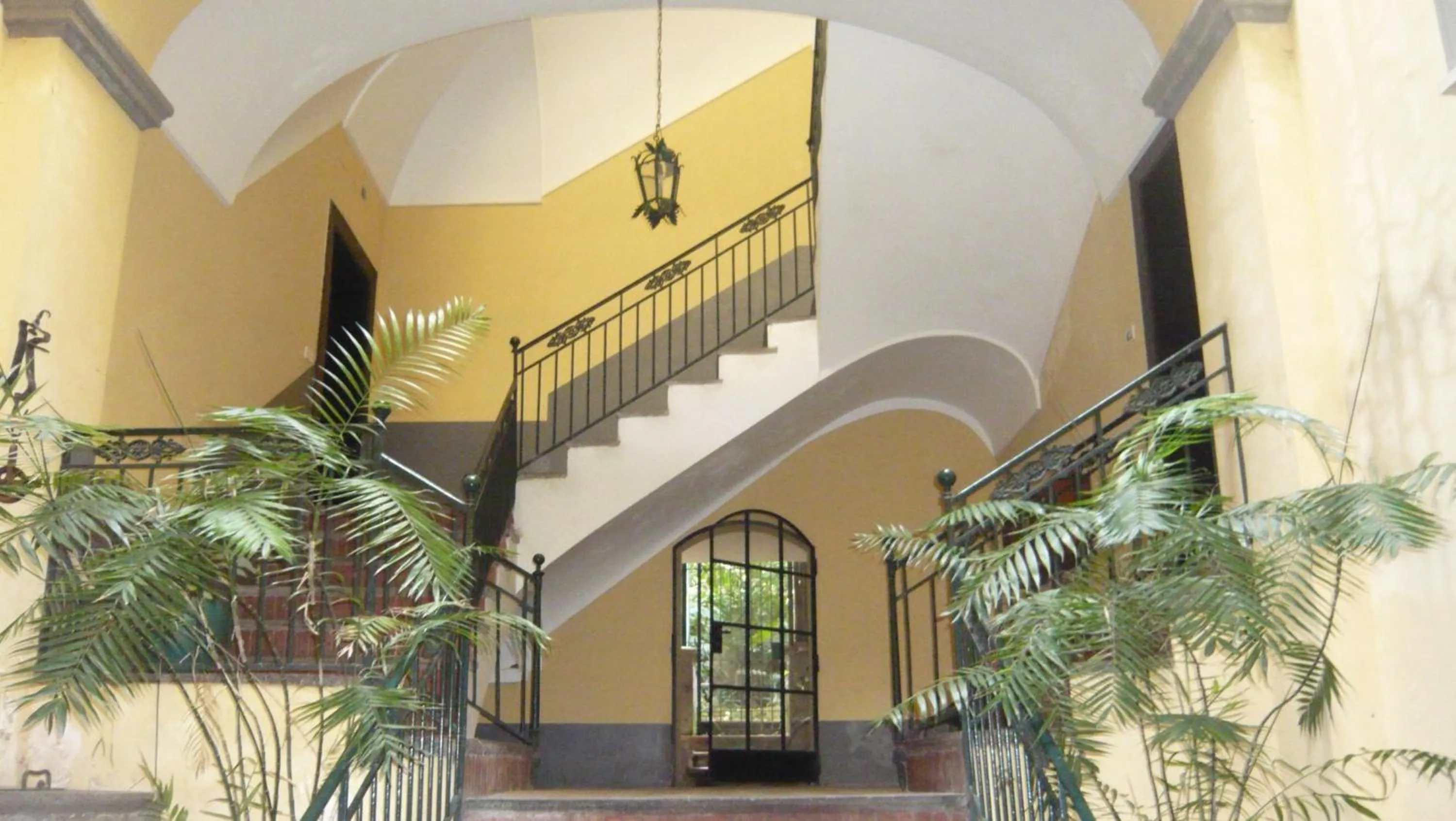 Facade/entrance in 1878 Sorrento Guest House