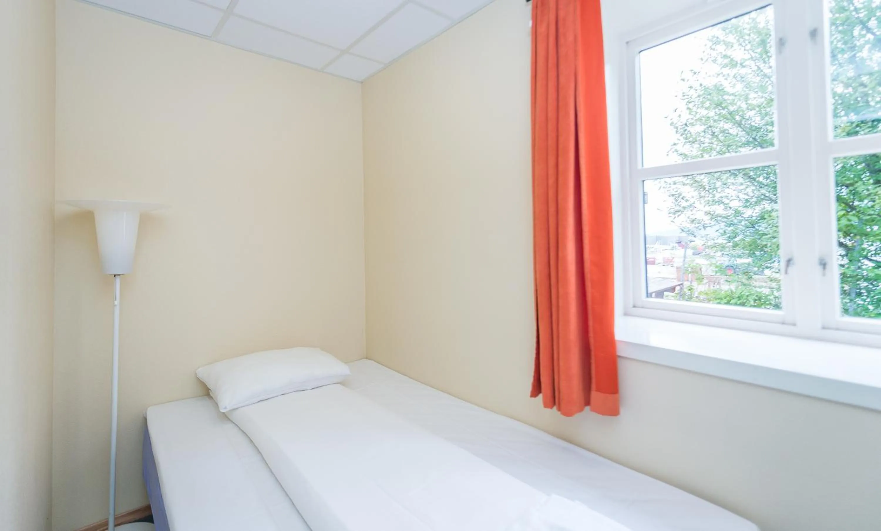 Photo of the whole room, Bed in Toranes Overnatting