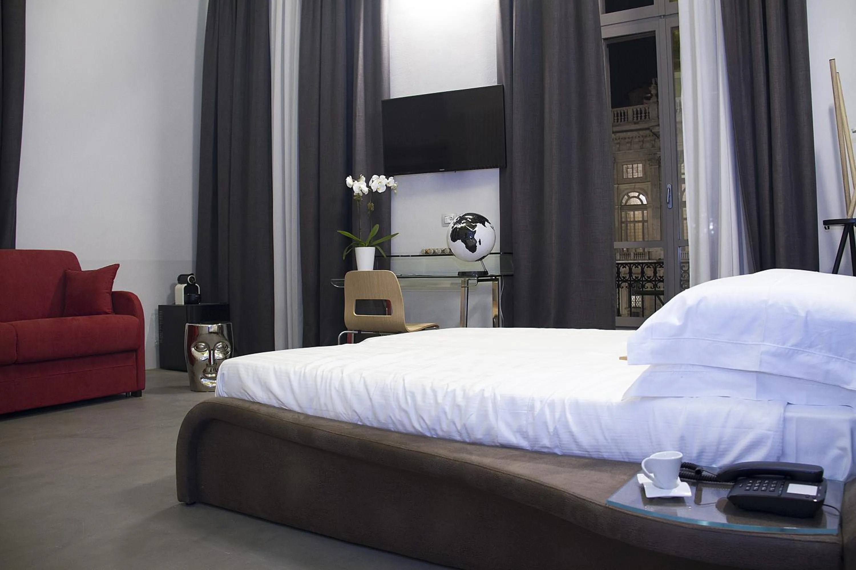 Photo of the whole room, Bed in Piazza Castello Suite